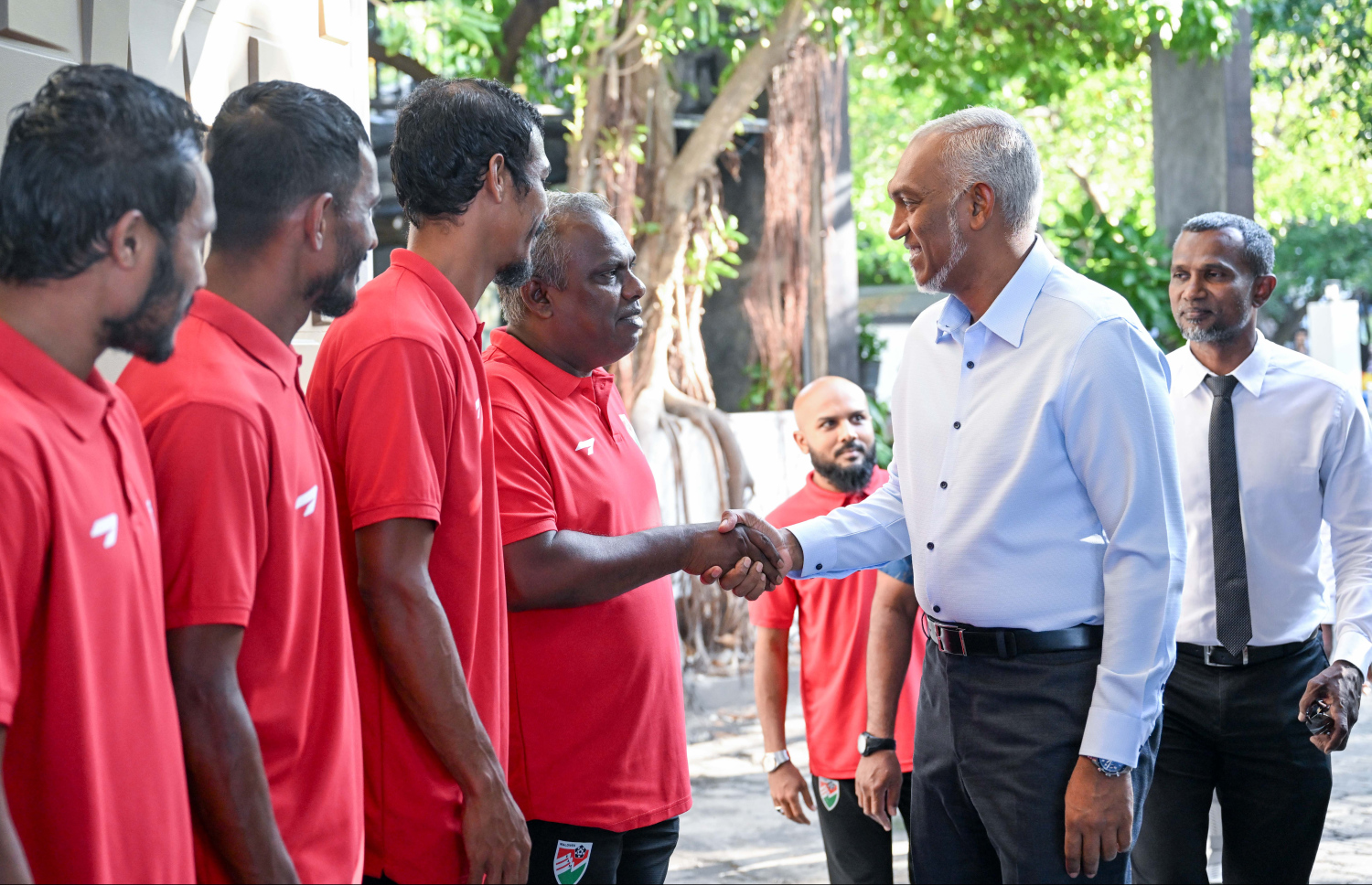 ރާއްޖޭގެ ގައުމީ ފުޓުބޯޅަ ޓީމާ އެކު ބޭއްވި ހާއްސަ ސައިފޮދަކަށް ރައީސް މުއިއްޒު ސިޓްރޯން ރެސްޓޯރަންޓަށް ވަޑައިގަތުމުން ކޯޗު މުހައްމަދު ޝިޔާޒު (މޯހަން) މަރުހަބާ ދަންނަވަނީ.--- ފޮޓޯ: ރައީސް އޮފީސް