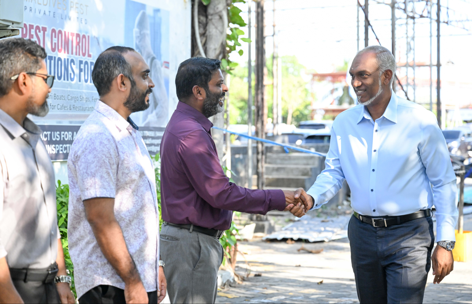 ރާއްޖޭގެ ގައުމީ ފުޓުބޯޅަ ޓީމާ އެކު ބޭއްވި ހާއްސަ ސައިފޮދަކަށް ރައީސް މުއިއްޒު ސިޓްރޯން ރެސްޓޯރަންޓަށް ވަޑައިގަތުމުން ސްޕޯޓްސް މިނިސްޓަރު އަބްދުﷲ ރާފިއު މަރުހަބާ ދަންނަވަނީ.--- ފޮޓޯ: ރައީސް އޮފީސް