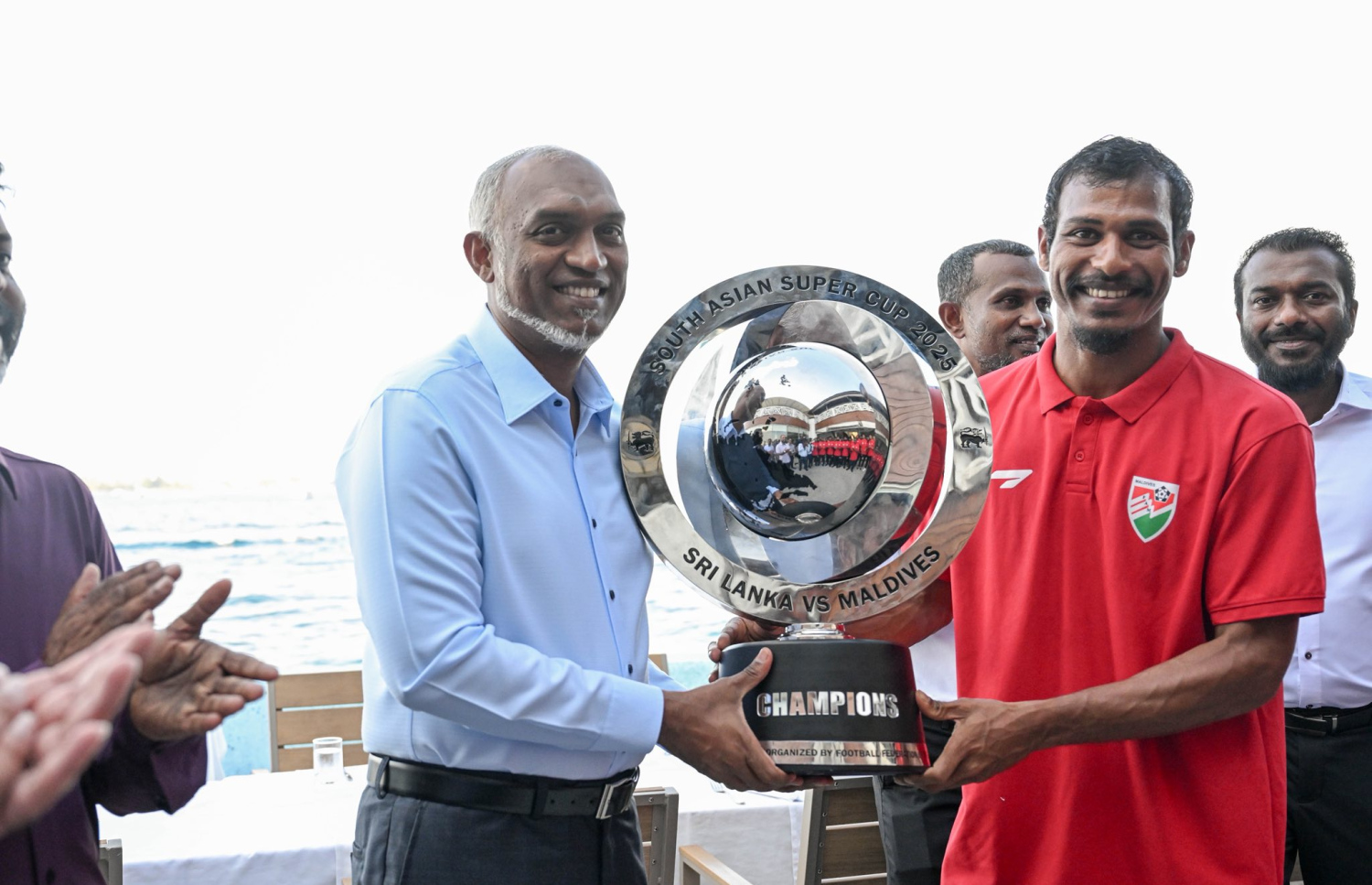 ރައީސް މުއިއްޒު އަދި ގައުމީ ޓީމުގެ ކެޕްޓަން ސަމޫހު އަލީ ސައުތު އޭޝިއަން ސުޕަ ކަޕާ އެކު.-- ފޮޓޯ: އެފްއޭއެމް