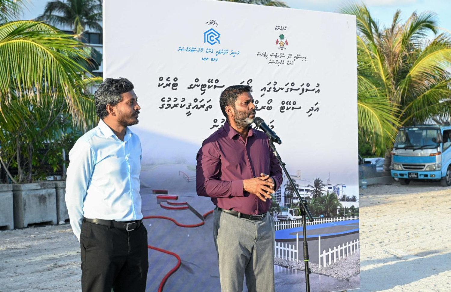 ސްކޭޓް އެރީނާގެ ބިންގާ އެޅުމުގެ ރަސްމިއްޔާތުގައި ސްޕޯޓްސް މިނިސްޓަރު އަބްދުﷲ ރާފިއު (ކ) އާއި އާރުސީސީގެ ޑެޕިއުޓީ މެނޭޖިން ޑިރެކްޓަރު އާދަމް ރަހީމް: އެ ޕްރޮޖެކްޓަކީ އާރްސީސީގެ ސީއެސްއާރްގެ ދަށުން ތަރައްގީ ކުރާ ޕްރޮޖެކްޓެއް.--- ފޮޓޯ ރައީސް އޮފީސް