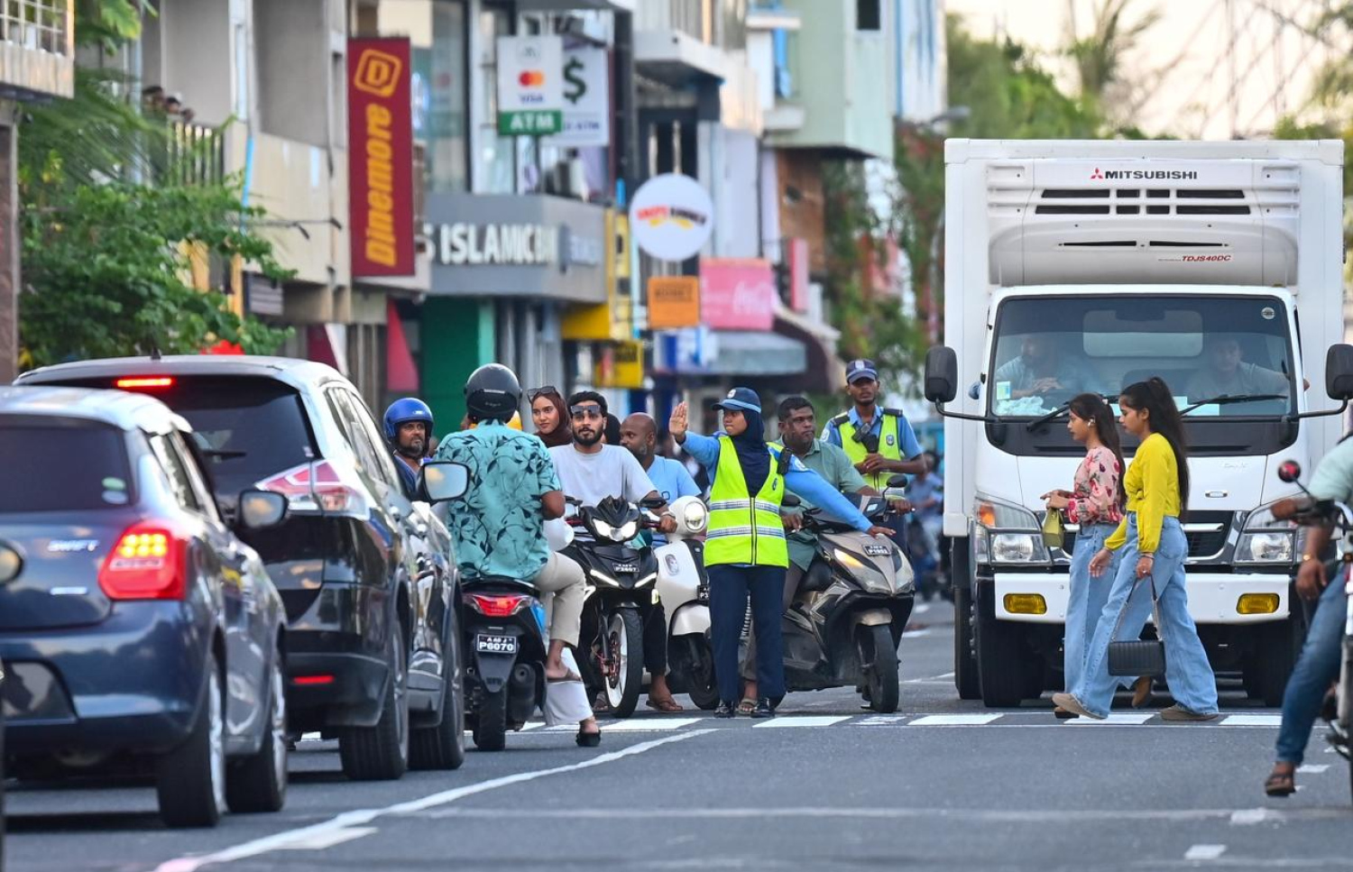ފުލުހަކު މިއަދު ހަވީރު މާލޭގެ މަގެއްގައި ޓްރެފިކް ބަލަހައްޓަނީ.---ފޮޓޯ: ފަޔާޒު މޫސާ| މިހާރު