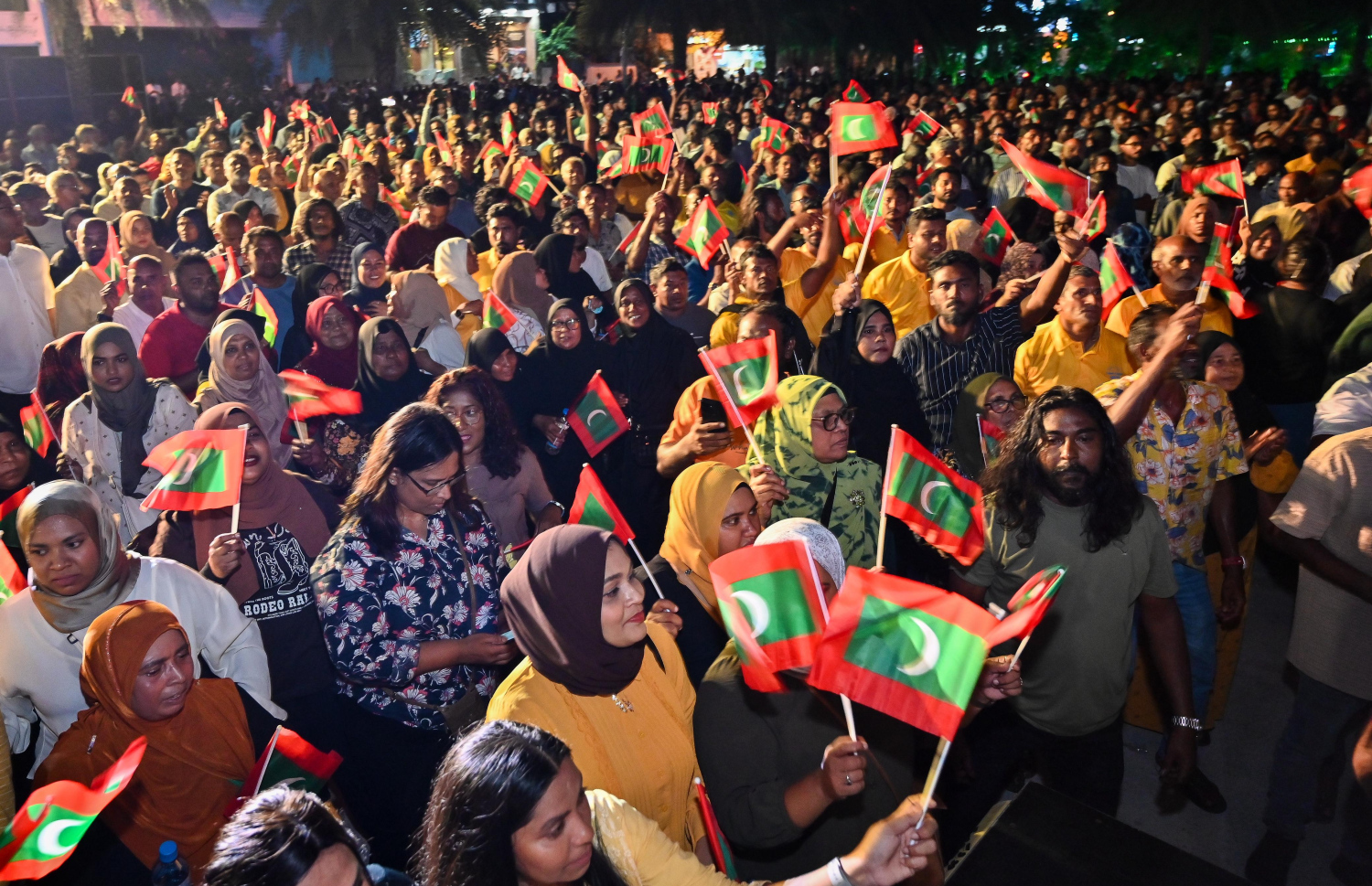 އެމްޑީޕީގެ ބޮޑު އެއްވުމަށް މިރޭ އާޓިފީޝަލް ބީޗަށް މީހުންތައް ޖަމާވެފައި.---ފޮޓޯ: ފަޔާޒު މޫސާ| މިހާރު