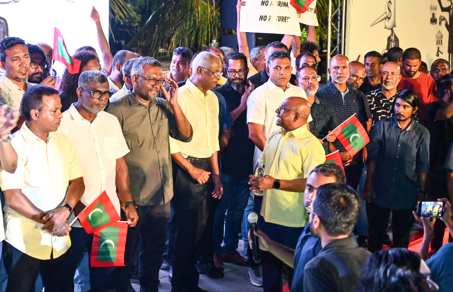 އެމްޑީޕީން މާލޭގެ އާޓިފިޝަލް ބީޗު ސަރަހަްދުގައި ބޭއްވި ބޮޑު އެއްވުމުގައި ކުރީގެ ރައީސް އިބްރާހިމް މުހައްމަދު ސޯލިހާއި އެ ޕާޓީގެ ލީޑަޝިޕްގެ ބޭފުޅުން މަޑުކޮށްލައްވައިގެން.---ފޮޓޯ: ފަޔާޒު މޫސާ| މިހާރު