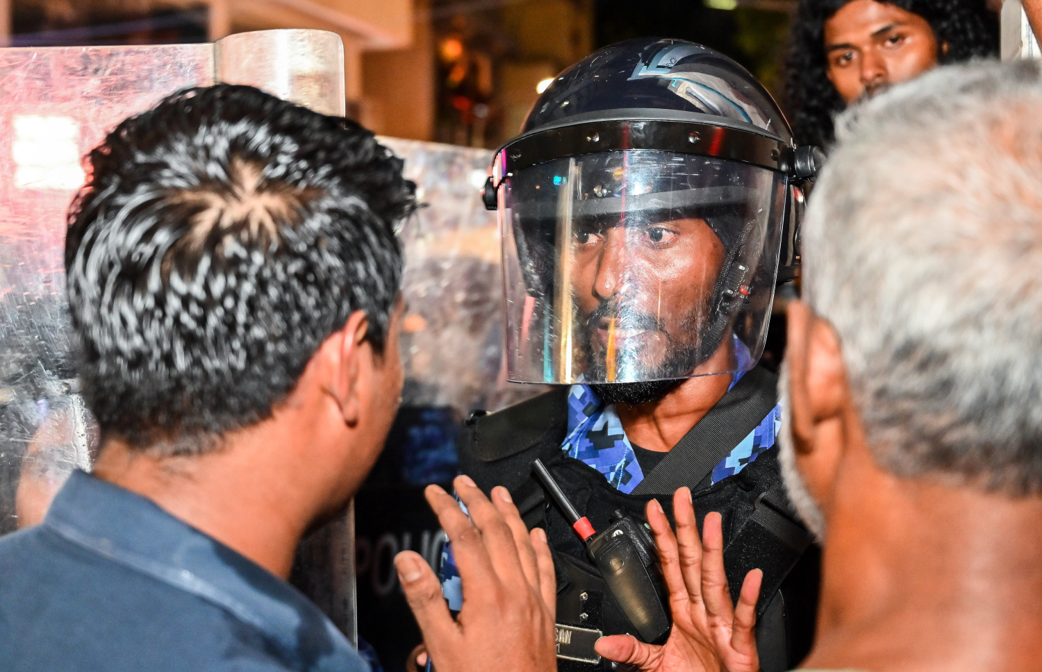 "ލޫޓުވައިފި ލޫޓޫވައިފި" ނަމުގައި އިދިކޮޅު އެމްޑީޕީން ބޭއްވި އެއްވުމުގެ ބައިވެރިން މަޖީދީ މަގުން ކުރިއަށް ދާން މަސައްކަތް ކުރާއިރު ފުލުހުން އެއްވުމުގެ ބައިވެރިޔަކާ ވާހަކަ ދައްކަނީ.--- ފޮޓޯ: ފަޔާޒު މޫސާ | މިހާރު