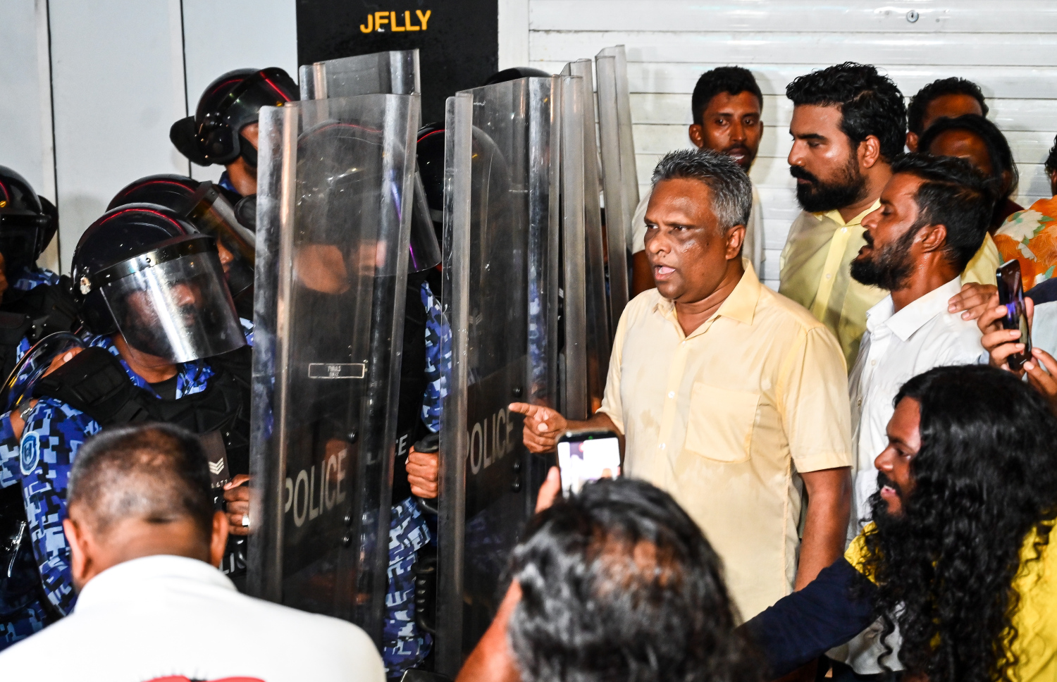 "ލޫޓުވައިފި ލޫޓޫވައިފި" ނަމުގައި އިދިކޮޅު އެމްޑީޕީން ބޭއްވި އެއްވުމުގައި މާލޭގެ މޭޔަރު އާދަމް އާޒިމް ބައިވެރިވެވަޑައިގަންނަވަނީ.--- ފޮޓޯ: ފަޔާޒު މޫސާ | މިހާރު