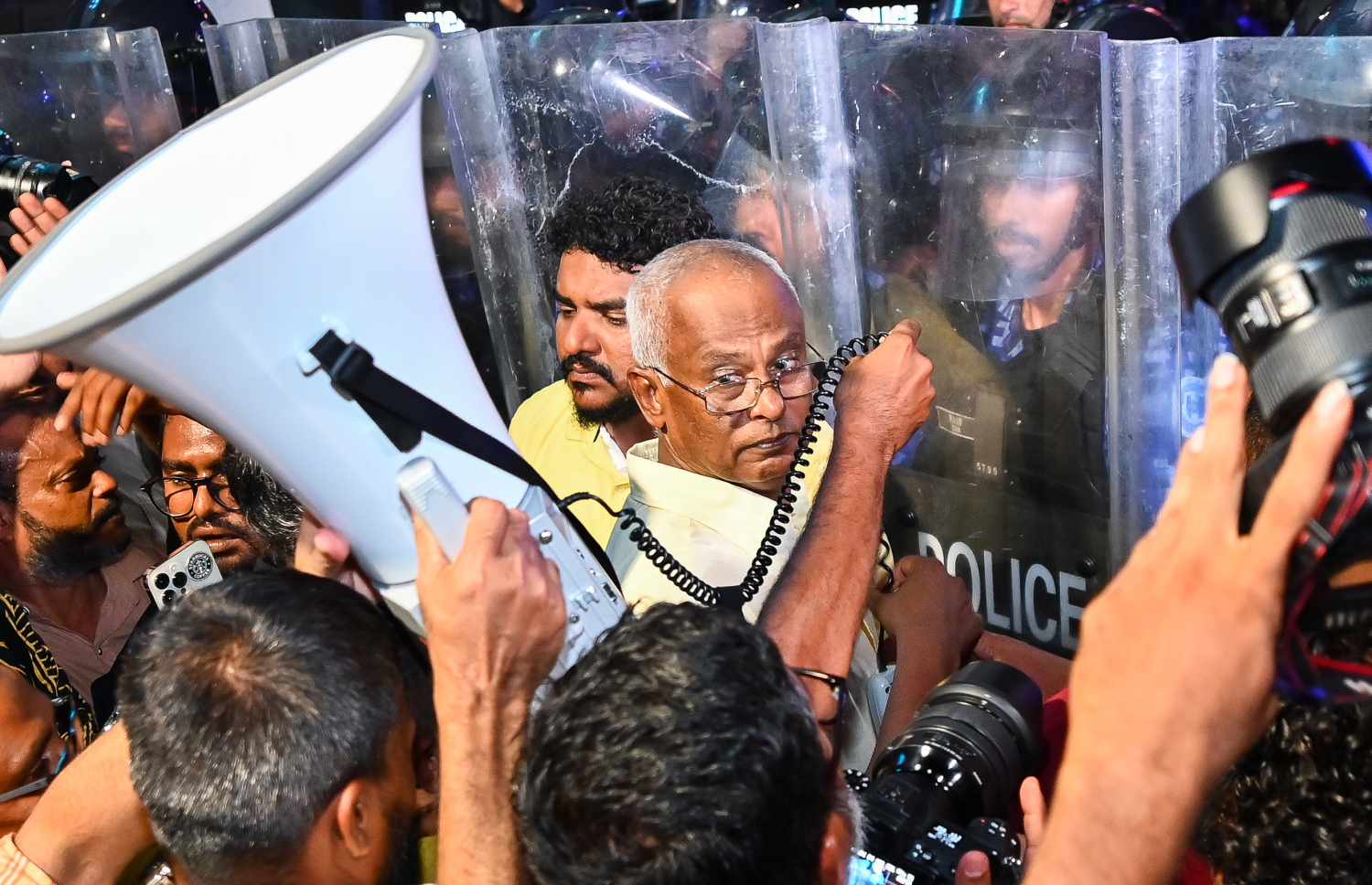 އިދިކޮޅު އެމްޑީޕީން ބޭއްވި އެއްވުމުގައި ކުރީގެ ރައީސް އިބްރާހިމް މުހައްމަދު ސޯލިހު ފުލުހުންގެ ޝީލްޑުތައް ކައިރީގައި މަޑުކޮށްލައްވައިގެން.--- ފޮޓޯ: ފަޔާޒު މޫސާ | މިހާރު