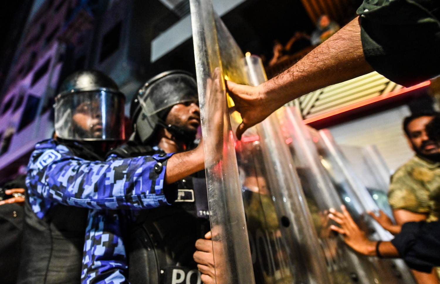 "ލޫޓުވައިފި ލޫޓޫވައިފި" ނަމުގައި އިދިކޮޅު އެމްޑީޕީން ބޭއްވި އެއްވުމުގެ ބައެއް ބައިވެރިން ފުލުހުންގެ އެންގުމާ ހިލާފަށް މަޖީދީ މަގުން ކުރިއަށް ދާން މަސައްކަތް ކުރާއިރު، ފުލުހުން ޝީލްޑް ބޭނުންކޮށްގެން އެ މީހުން ހުއްޓުވަނީ.--- ފޮޓޯ: ފަޔާޒު މޫސާ | މިހާރު