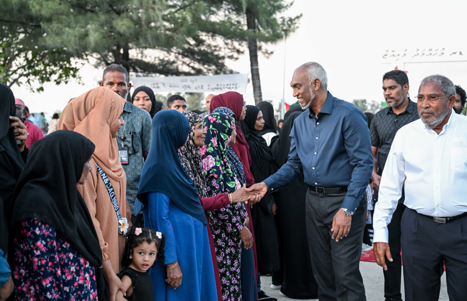 ރައީސް ޑރ. މުހައްމަދު މުއިއްޒު އދ. އަތޮޅަށް ވަޑައިގަތުމުން މަރުހަބާ ދަންނަވަނީ.