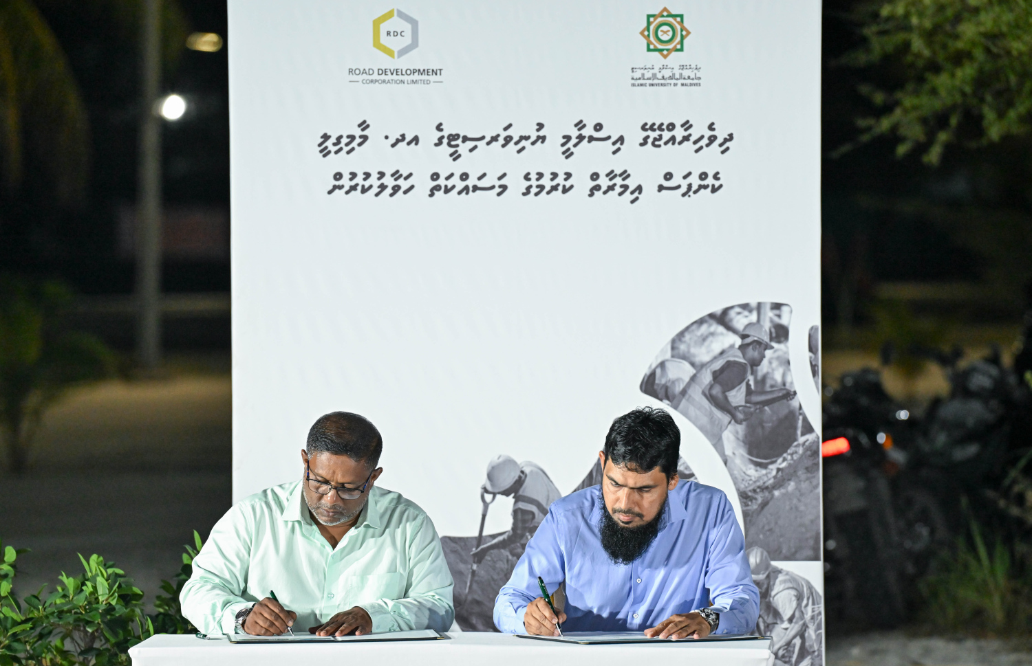 މާމިގިލީގައި އިސްލާމިކް ޔުނިވާސިޓީގެ ކެމްޕަހެއް އިމާރާތް ކުރުމުގެ އެއްބަސްވުމުގައި އެ ޔުނިވާސިޓީގެ ވައިސް ޗާންސެލަރު ޑރ. އަލީ ޒާހިރު (ކ) އާއި އާރުޑީސީގެ އެމްޑީ ނަޒީމް ސޮއިކުރައްވަނީ.--- ފޮޓޯ: ރައީސް އޮފީސް