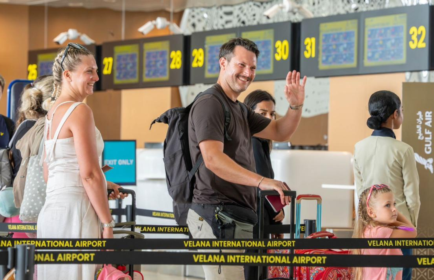 ގަލްފް އެއާއިން ދަތުރުކުރި ޕެސެންޖަރުން ވީއައިއޭގެ އާ ޓާމިނަލުގައި. ފޮޓޯ: އެމްއޭސީއެލް