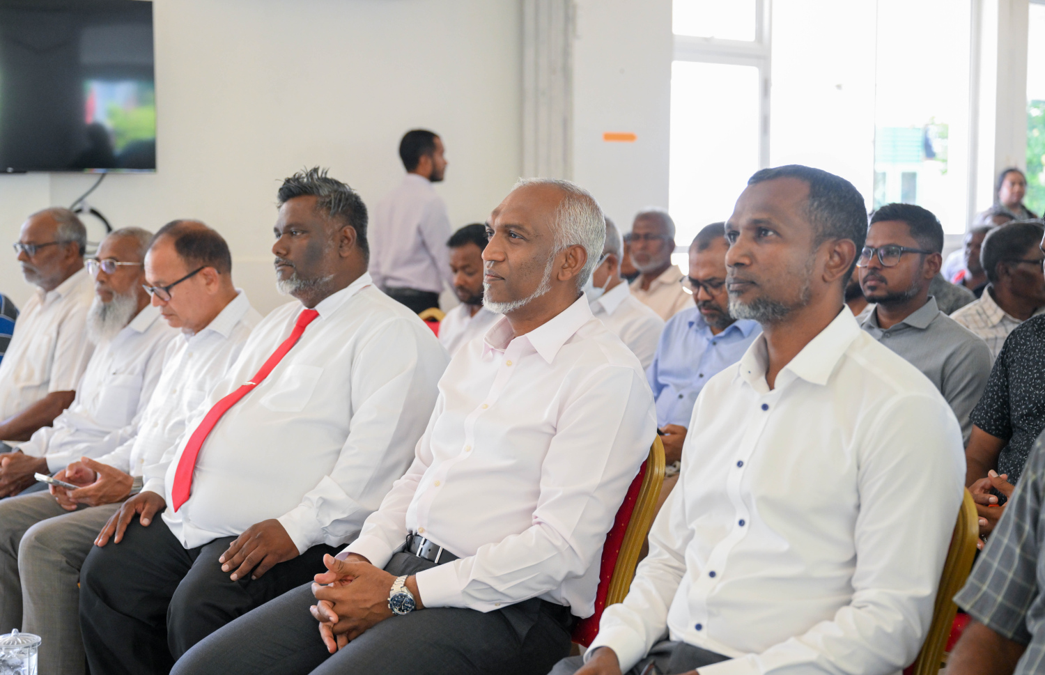 ރައީސް މުއިއްޒު ހަންޏާމީދޫ ރައްޔިތުންނާ ބައްދަލުކުރައްވަން މިއަދު ބޭއްވި ޖަލްސާގައި ބައިވެރިވެވަޑައިގަންނަވަނީ.---ފޮޓޯ: ރައީސް އޮފީސް