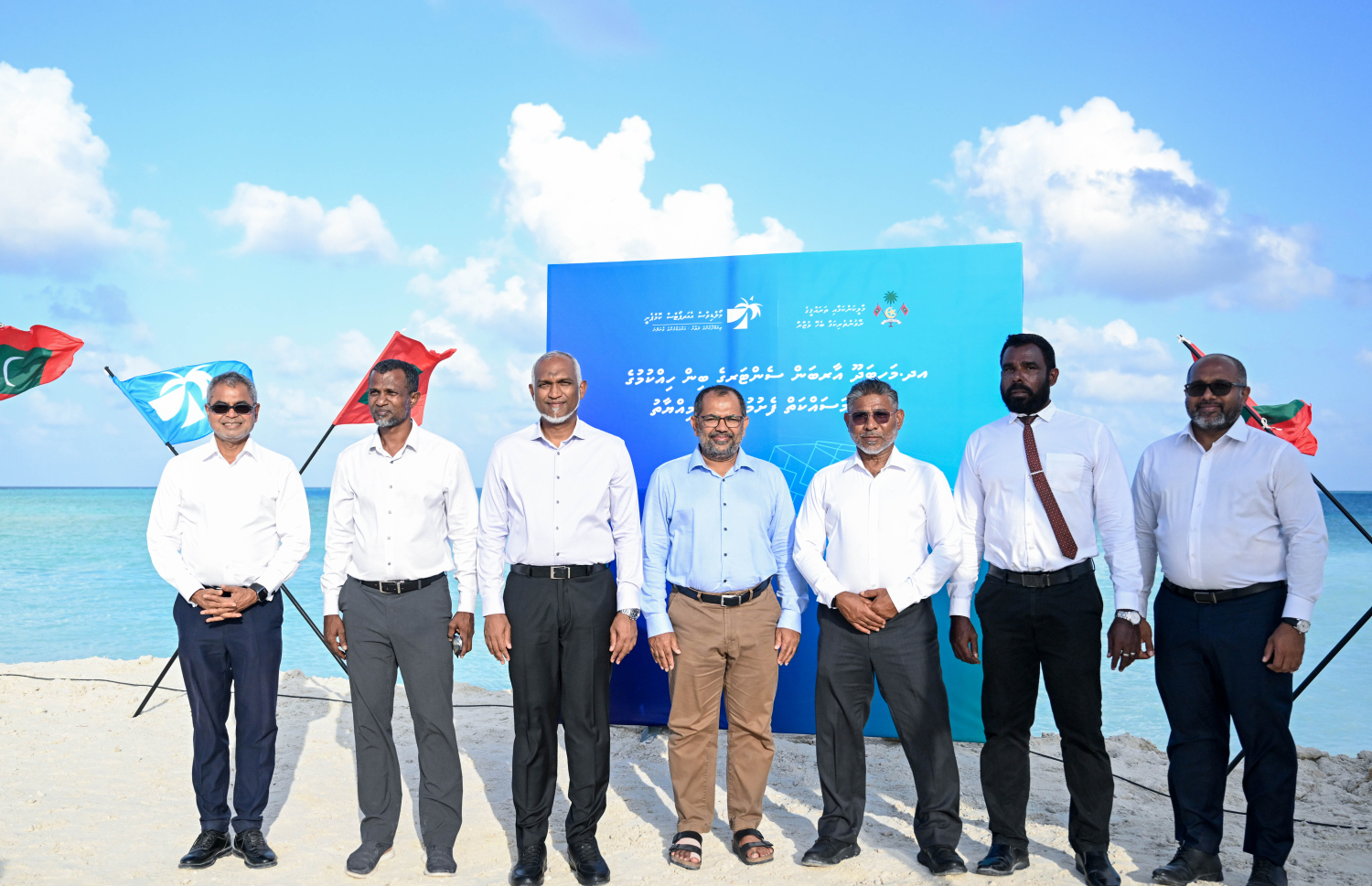 މަހިބަދޫ އިހުތިސާސްގައި އޮންނަ މާފަރު ފަޅު، އާބަން ސެންޓަރެއްގެ ގޮތުގައި ތަރައްގީ ކުރުމުގެ އަމަލީ މަސައްކަތް ފެށުމަށް މިއަދު ބޭއްވި ރަސްމިއްޔާތުގައި ރައީސް މުއިއްޒާއި ފިނޭންސް މިނިސްޓަރު ޒަމީރާއި ޓޫރިޒަމް މިނިސްޓަރު ތޯރިގާއި މަހިބަދޫ ދާއިރާގެ މެމްބަރު ތޯރިގު އަދި އެމްއޭސީއެލްގެ އެމްޑީ ޝަރީފު ބައިވެރިވެވަޑައިގެން ފޮޓޯއަކަށް ހުއްޓި ވަޑައިގެން.---ފޮޓޯ: ރައީސް އޮފީސް