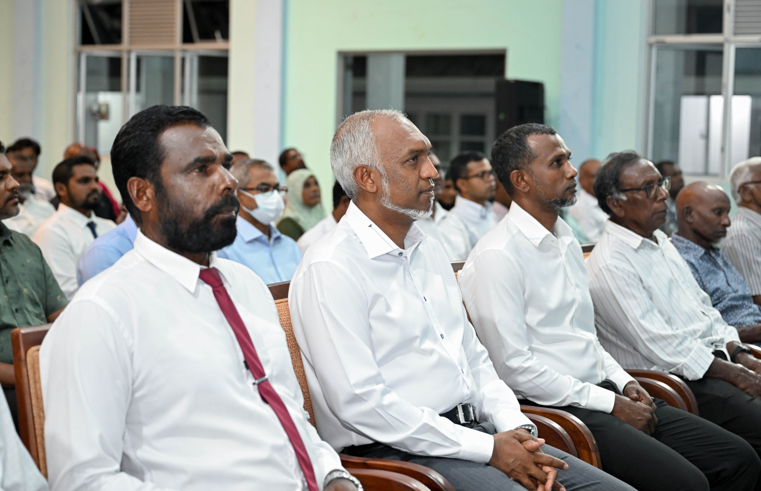 ރައީސް މުއިއްޒު މަހިބަދޫގެ ރައްޔިތުންނާ ބައްދަލުކުރައްވަން މިރޭ ބޭއްވި ޖަލްސާގައި ބައިވެރިވެވަޑައިގަންނަވަނީ.---ފޮޓޯ: ރައީސް އޮފީސް