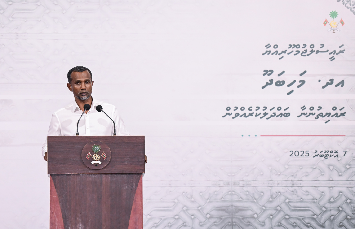 ރައީސް މުއިއްޒު މަހިބަދޫގެ ރައްޔިތުންނާ ބައްދަލުކުރައްވަން ރޭ ބޭއްވި ޖަލްސާގައި އެ ދާއިރާގެ މެމްބަރު ތޯރިގް ވާހަކަ ދައްކަވަނީ.---ފޮޓޯ: ރައީސް އޮފީސް