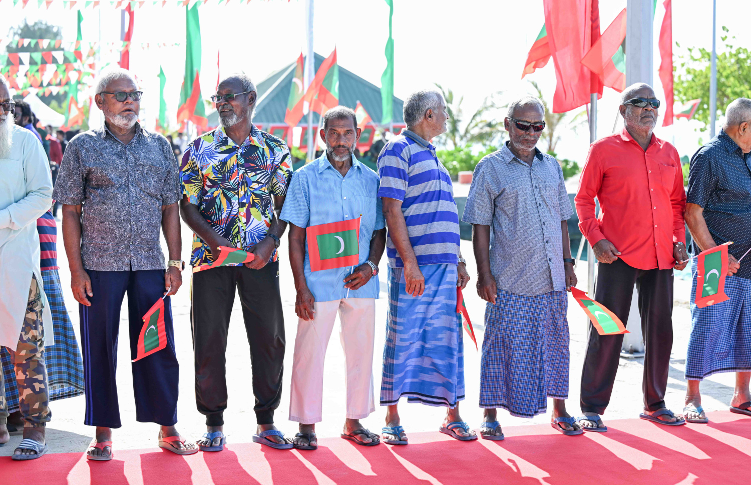 ރައީސް ޑރ. މުއިއްޒަށް މަރުހަބާ ދަންނަވަން ރައްޔިތުން ނުކުމެ ބަނދަރުމަތީގައި. -- ފޮޓޯ | ރައީސް އޮފީސް