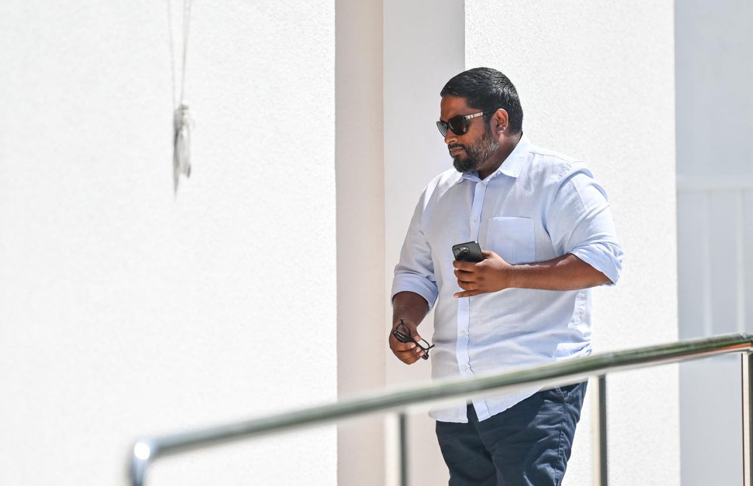 ބައްސާމް ކްރިމިނަލް އަޑުއެހުމަށް ކޯޓަށް ވަންނަނީ.---ފޮޓޯ: ފަޔާޒު މޫސާ| މިހާރު