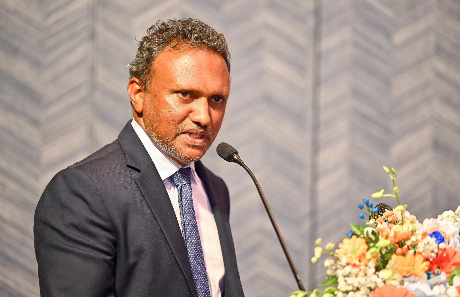 ދިވެހި އިންވެސްޓްމަންޓުގެ ޗެއާމަން އަބްދުލްވާހިދު ތައުފީގު މިއަދުގެ ރަސްމިއްޔާތުގައި ވާހަކަ ދައްކަވަނީ. -- ފޮޓޯ: ފަޔާޒް މޫސާ / މިހާރު