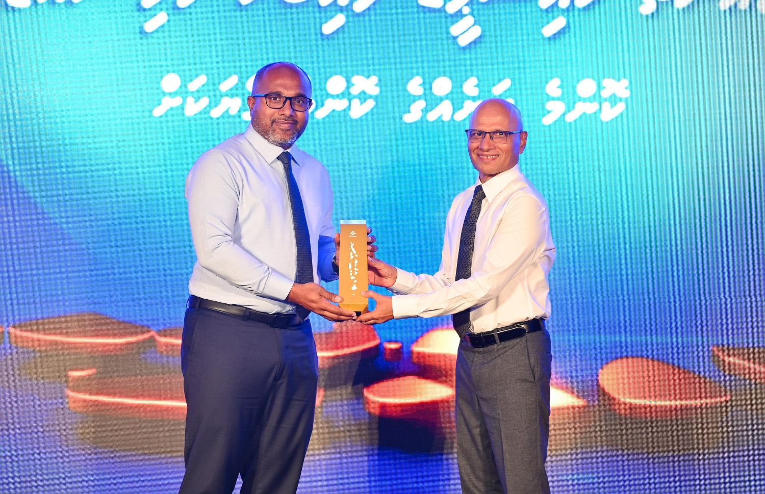 ދިރާގުގެ ކާމިޔާބީ ސަރުކާރާއި ހިއްސާކުރުމަށް ދިރާގުގެ ސީއީއޯ އިސްމާއިލް ރަޝީދު، މިނިސްޓަރު އިހުސާންއަށް ހަނދާނީ ފިލައެއް ދެނީ. -- ފޮޓޯ: ފަޔާޒް މޫސާ | މިހާރު