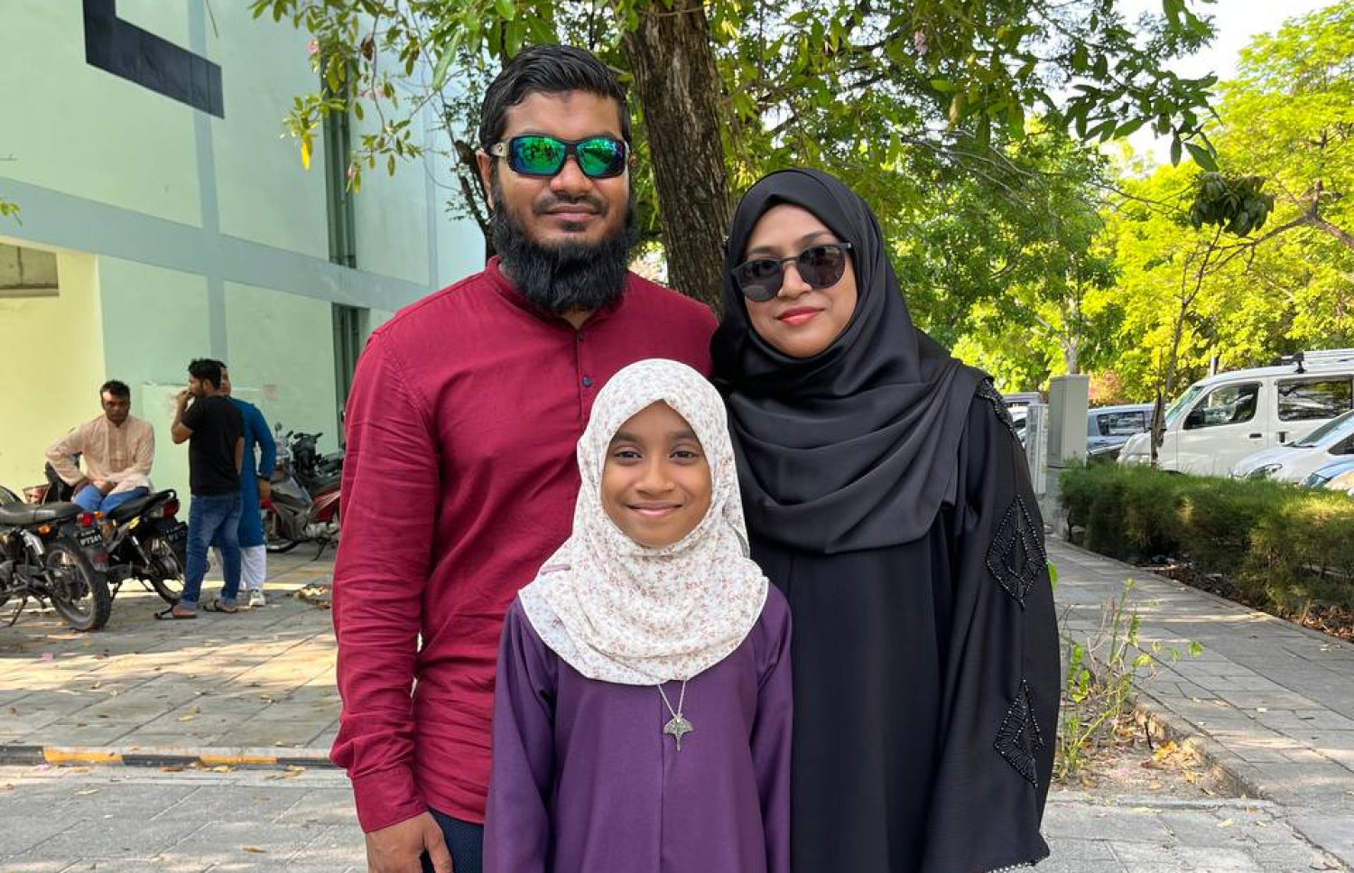 ދިލް އޭނާގެ އަންހެނުން އަދި ދަރިފުޅާ އެކު.