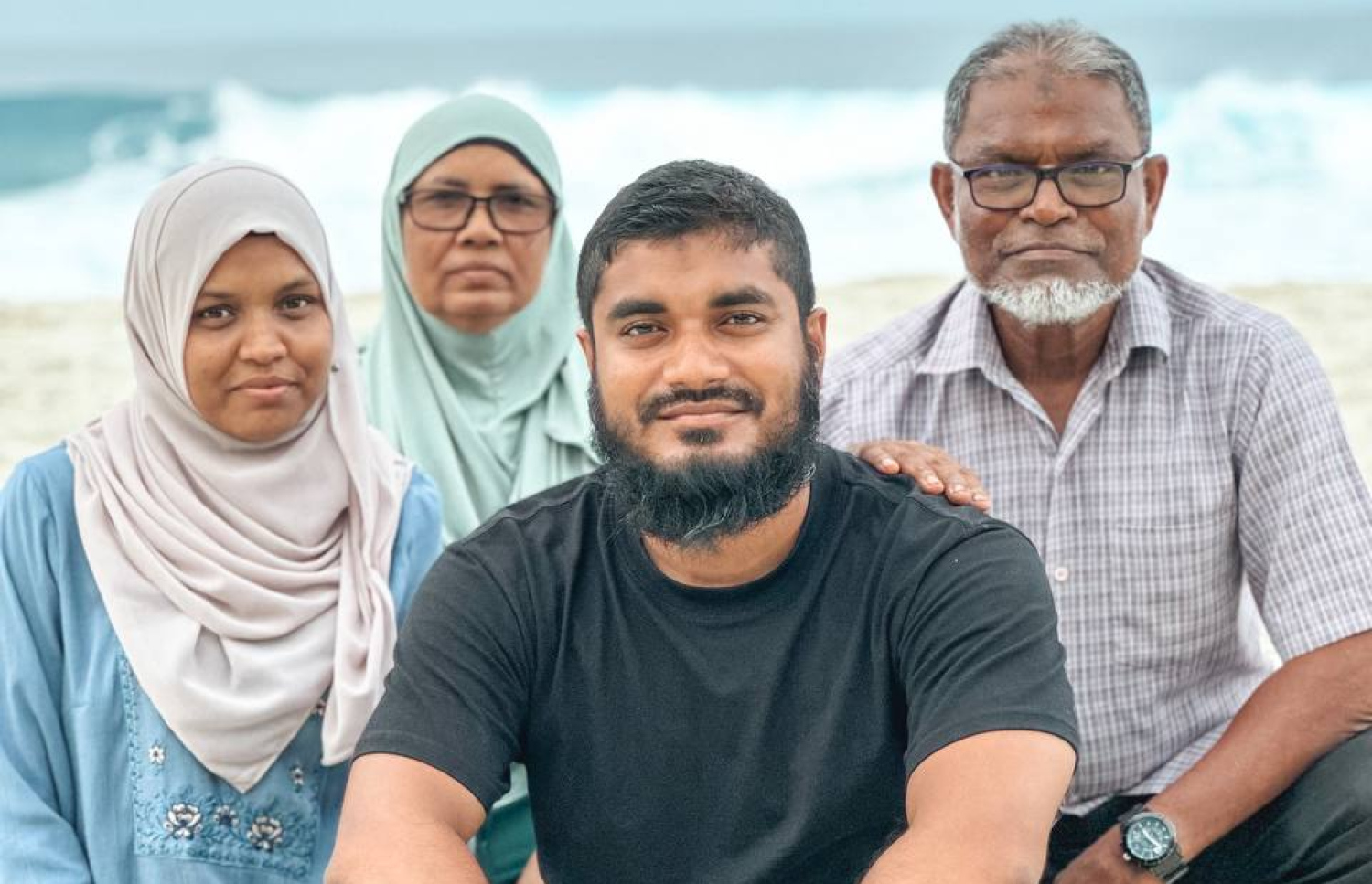 ދިލް އާއި އޭނާގެ މަންބަ އާއި ބައްޕަ: ޖާޒިއާ އަށް ފުރަތަމަ ކެޕިޓަލެއް ހޯދީ ދިލްގެ މަންމަގެ އަތުން