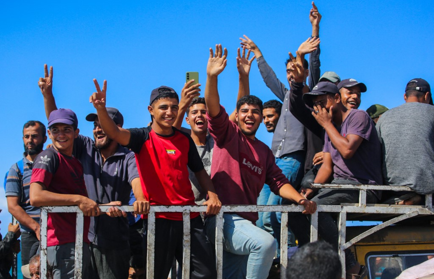 ޣައްޒާގެ ވަޒަންވެރިން އެނބުރި ވަޒަނަށް ދަނީ: ހަމަލާތައް ހުއްޓާލުމާއެކު ޣައްޒާގެ ރައްޔިތުން މޫނުމަތިން ފެންނަނީ އުފާވެރިކަން . -- ފޮޓޯ: އޭއެފްޕީ