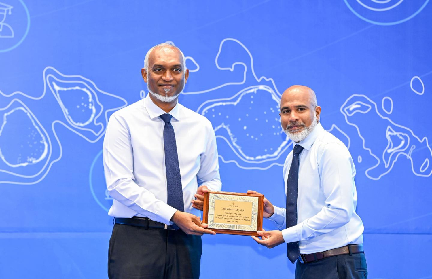 ޕްރިންސިޕަލުންގެ ކޮންފަރެންސް ފެށުމަށް މިއަދު ބޭއްވި ރަސްމިއްޔާތުގައި، ރައީސް މުއިއްޒަށް އެޑިއުކޭޝަން މިނިސްޓަރު އިސްމާއިލް ހަނދާނީ ފިލައެއް އަރުވަނީ.--- ފޮޓޯ: ރައީސް އޮފީސް