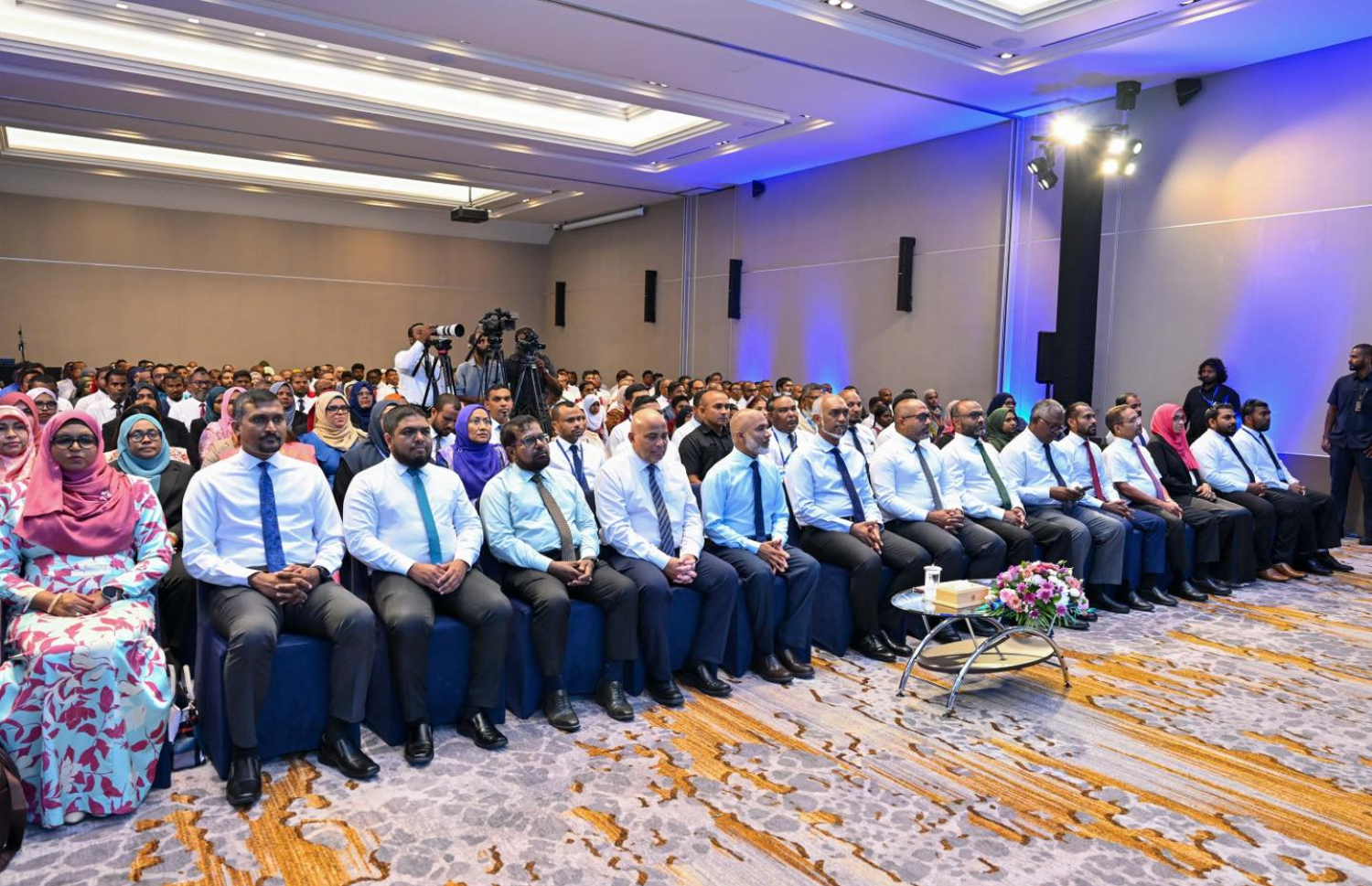 ޕްރިންސިޕަލުންގެ ކޮންފަރެންސް ފެށުމަށް ކްރޮސްރޯޑްސްގައި މިއަދު ބޭއްވި ރަސްމިއްޔާތުގައި ރައީސް މުއިއްޒާއި އެޑިއުކޭޝަން މިނިސްޓަރު އިސްމާއިލް އަދި އެހެން ބައެއް ބޭފުޅުން ބައިވެރިވެވަޑައިގަންނަވަނީ.--- ފޮޓޯ: ރައީސް އޮފީސް