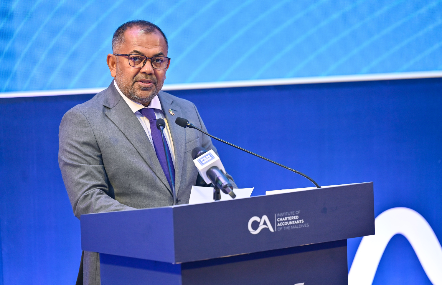 މޯލްޑިވްސް އެކައުންޓެންޓްސް ފޯރަމް 2025 ފެށުމަށް މިއަދު ބޭއްވި ރަސްމިއްޔާތުގެ ޝަރަފުވެރި މެހުމާން ފިނޭންސް މިނިސްޓަރު ޒަމީރު ވާހަކަ ދައްކަވަނީ..---ފޮޓޯ: ފަޔާޒު މޫސާ| މިހާރު