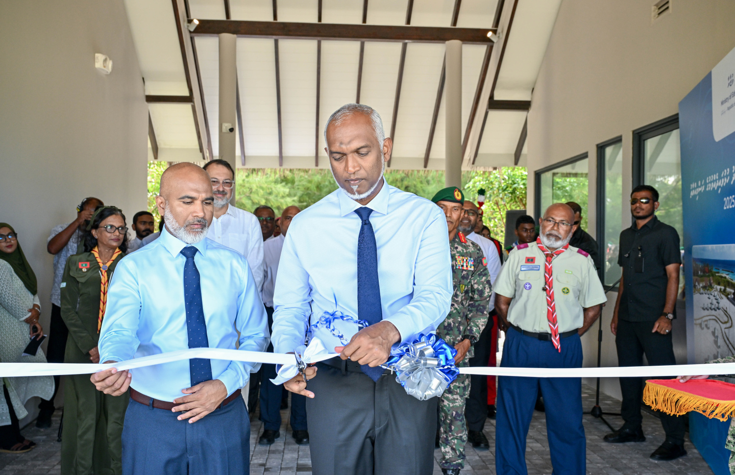 ކްރޮސްރޯޑްސްގައި ގާއިމްކުރި ކޭމްޕިން ގްރައުންޑް ރައީސް މުއިއްޒު މިއަދު ހުޅުއްވައި ދެއްވާއިރު އަރިހުގައި އެޑިއުކޭޝަން މިނިސްޓަރު އިސްމާއިލް.---ފޮޓޯ: ރައީސް އޮފީސް