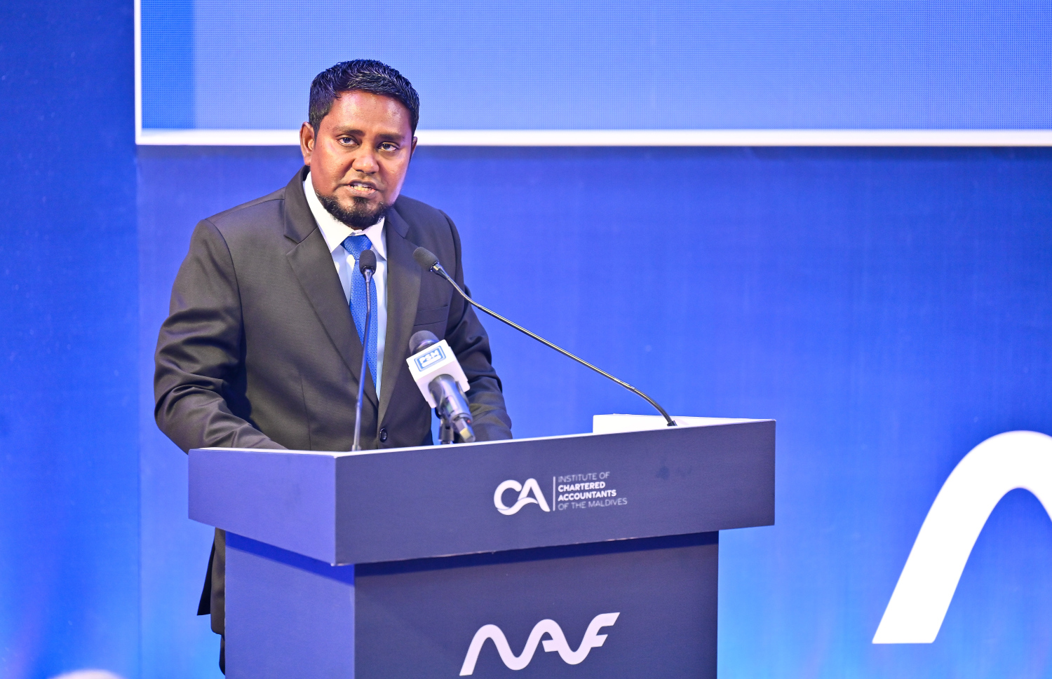 އިންސްޓިޓިއުޓް އޮފް ޗާޓަޑް އެކައުންޓެންޓްސް އޮފް ދަ މޯލްޑިވްސް (ސީއޭ) އިން އިންތިޒާމު ކޮށްގެން ކޮންމެ އަހަރަކު ބާއްވާ "މޯލްޑިވްސް އެކައުންޓެންޓްސް ފޯރަމް" މި އަހަރު ފެށުމަށް ބޭއްވި ރަސްމިއްޔާތުގައި ސީއޭގެ ރައީސް އަލީ މުހައްމަދު ހަލީމް އަބްދުﷲ ވާހަކަ ދައްކަވަނީ.--- ފޮޓޯ: ފަޔާޒު މޫސާ | މިހާރު