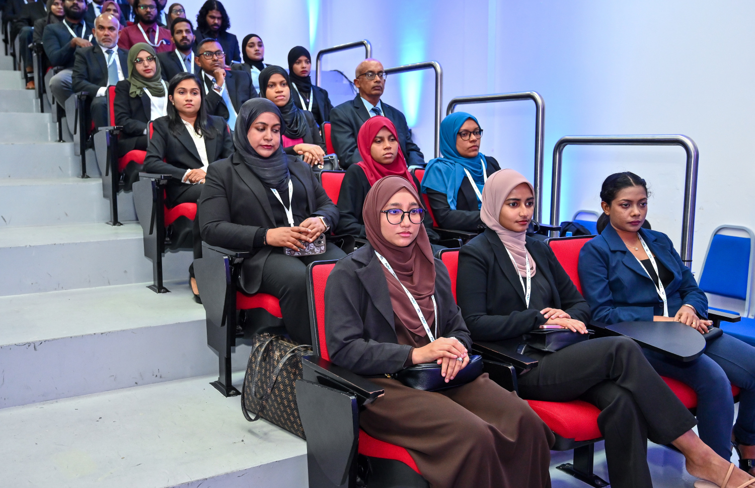 މޯލްޑިވްސް އެކައުންޓެންޓްސް ފޯރަމް ހުޅުވުމަށް އެމްއެންޔޫގެ އޮޑިޓޯރިއަމްގައި މިއަދު ބޭއްވި ރަސްމިއްޔާތުގައި ބައިވެރިވި ބައެއް އެކައުންޓަންޓުން.--- ފޮޓޯ: ފަޔާޒު މޫސާ | މިހާރު