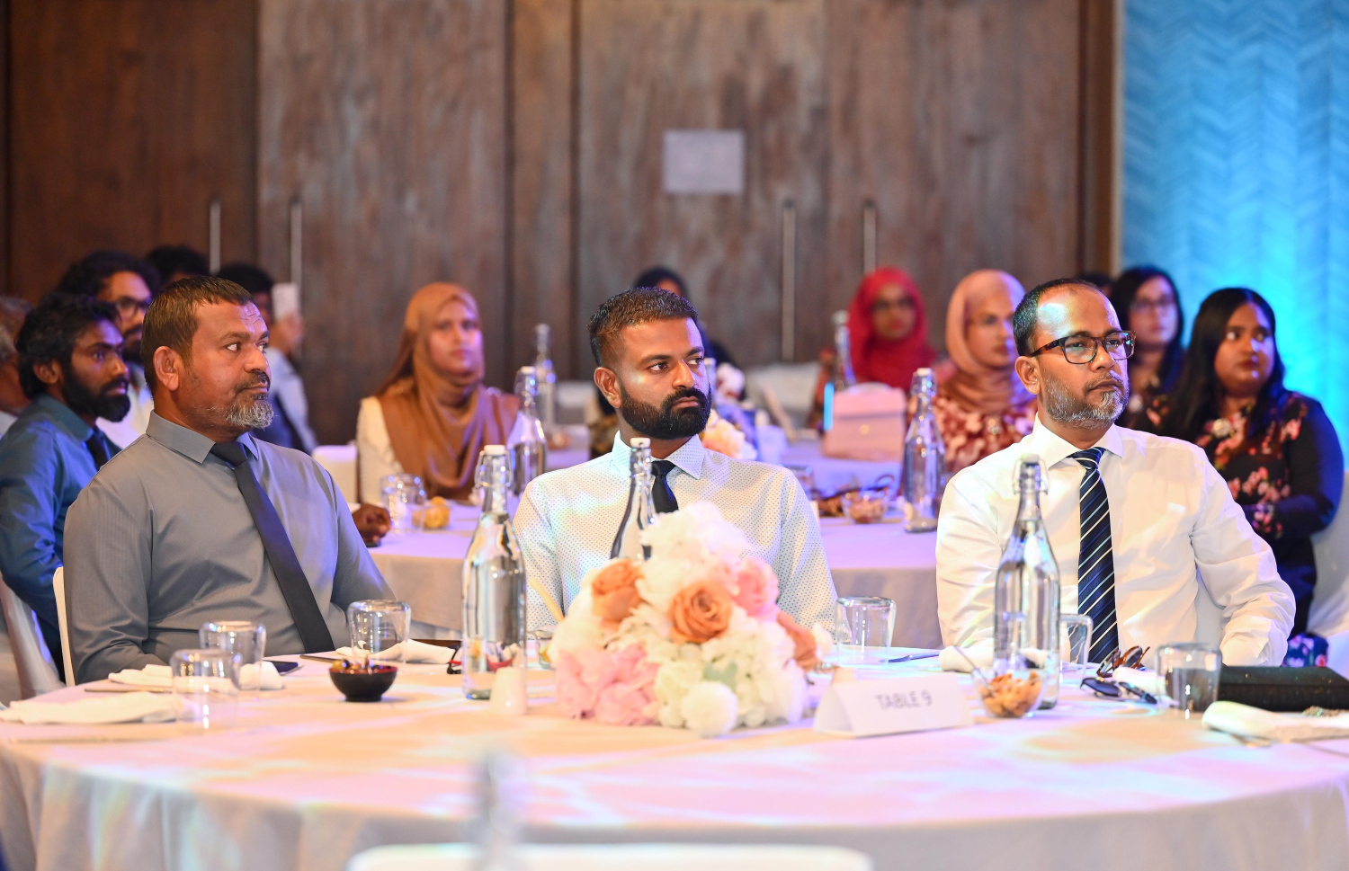 ޓޫރިޒަމް އެވޯޑު ދިނުމަށް މިއަދު ބޭއްވި ރަސްމިއްޔާތުގައި ބައިވެރިވެވަޑައިގެންނެވި ބައެއް ބޭފުޅުން.