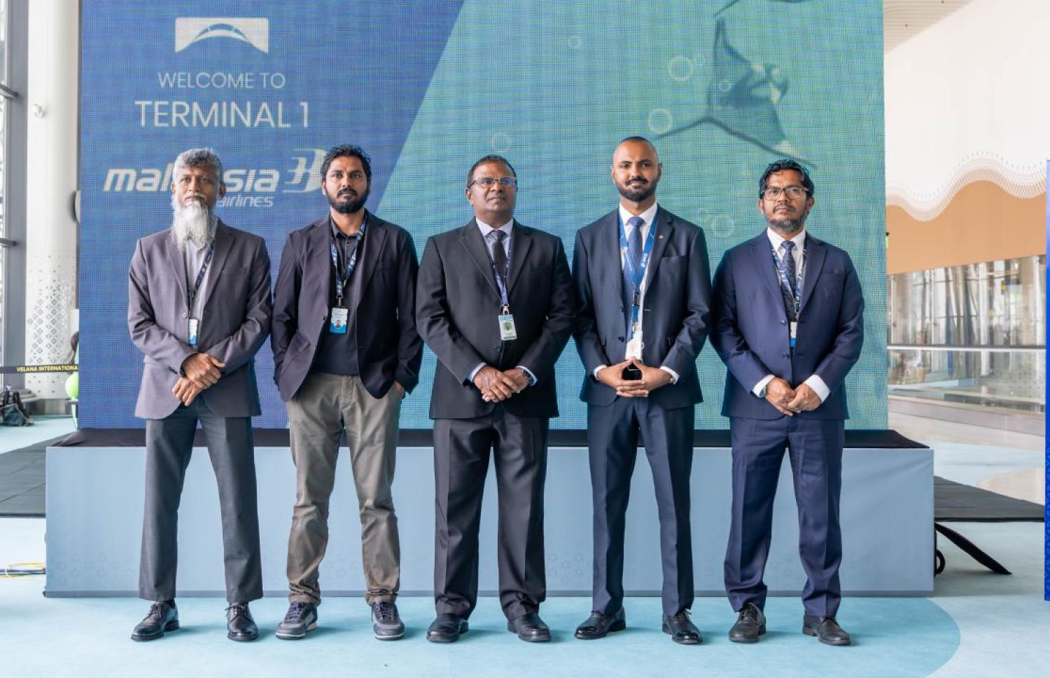 މީއައިއޭގެ އާ ޓާމިނަލުން މެލޭޝިއާ އެއާލައިންސްގެ ހިދުމަތް ދޭން ފެށުމަށް މިއަދު ބޭއްވި ރަސްމިއްޔާތުގެ ޝަރަފުވެރި މެހުމާން އައިލެންޑް އޭވިއޭޝަންގެ އެމްޑީ އިޔާސް (މ) އާއި އެމްއޭސީއެލް އަދި އެ އެއާލައިންގެ މާލޭ ސްޓޭޝަންގެ ބައެއް ވެރިން ފޮޓޯއަކަށް ތައްޔާރުވެގެން.---ފޮޓޯ: އެމްއޭސީއެލް