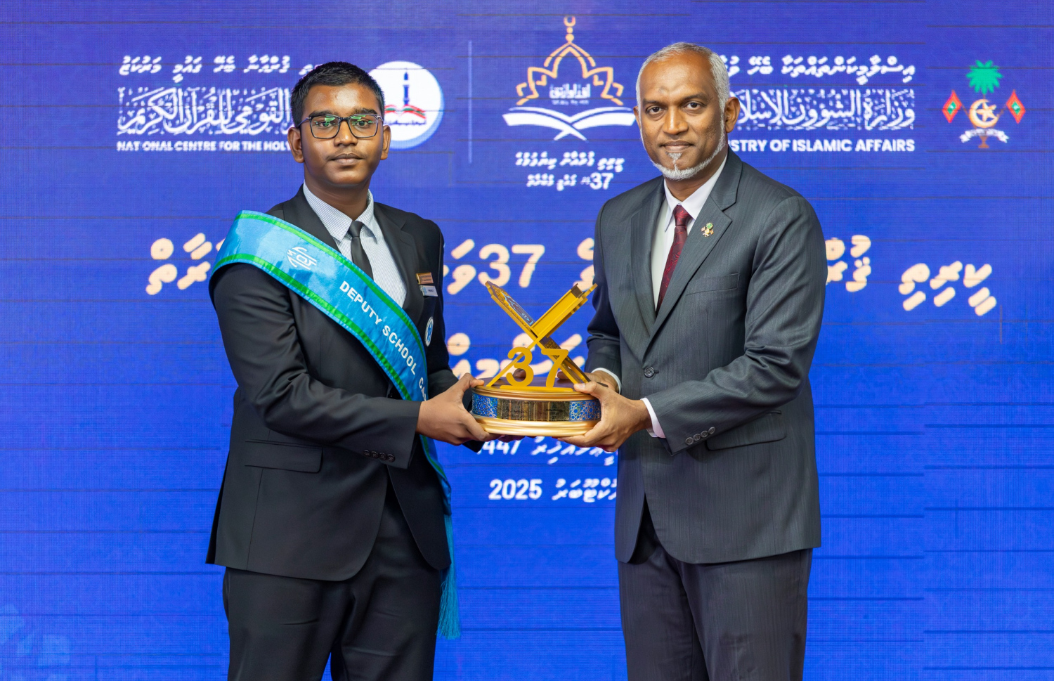 ޤުރުއާން ކިޔެވުމުގެ 37 ވަނަ ޤައުމީ މުބާރާތުގެ ހާފިޒުންގެ ބައިން އެއް ވަނަ ހޯދި އަހުމަދު ސައިމް ރިޒާއަށް ރައީސް މުއިއްޒު އިނާމު ހަވާލުކޮށްދެއްވަނީ --- ފޮޓޯ/ރައީސް އޮފީސް
