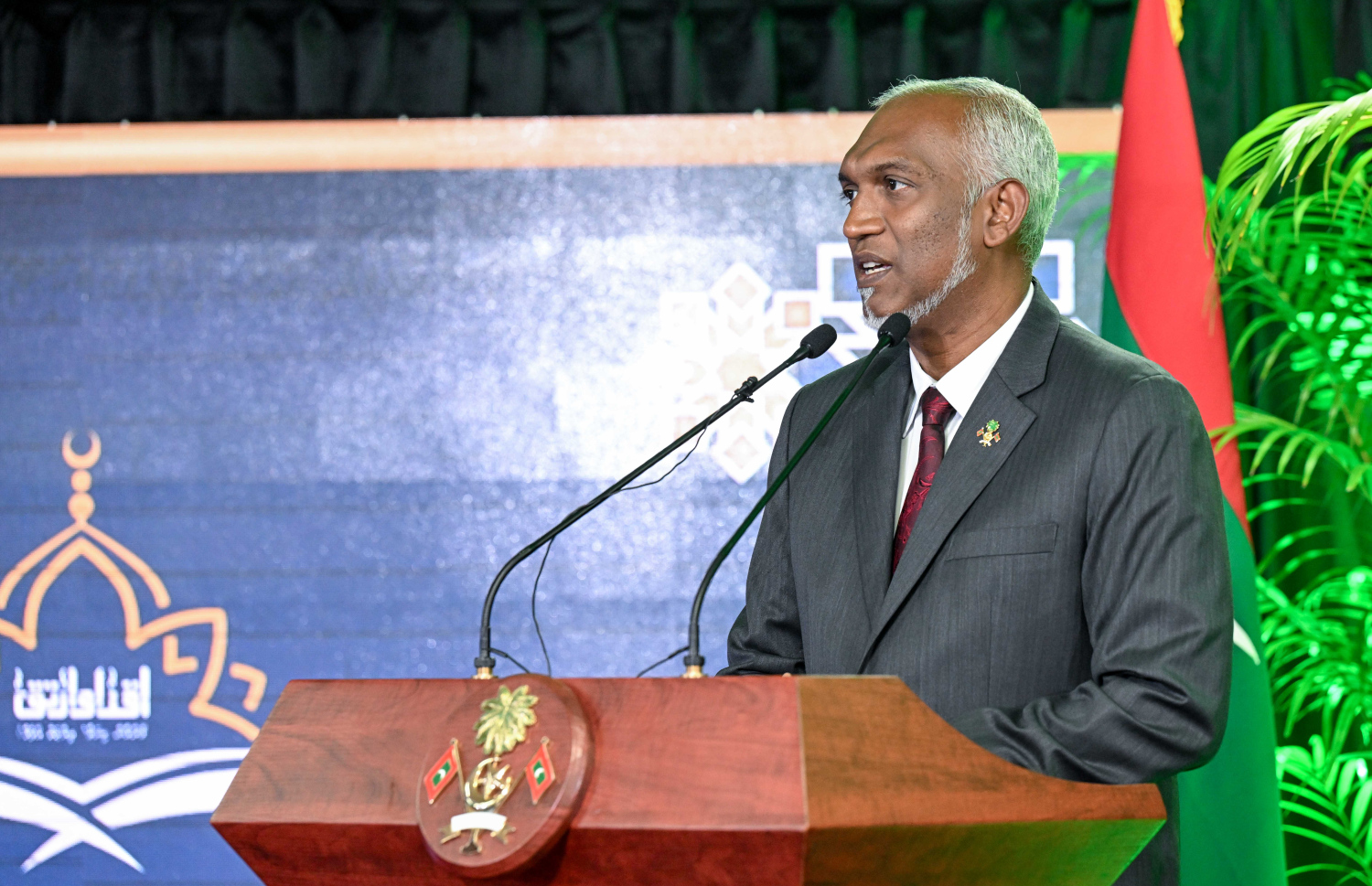 ޤުރުއާން ކިޔެވުމުގެ 37 ވަނަ ޤައުމީ މުބާރާތުގެ އިނާމު ދިނުމަށް އިސްލާމީ މަރުކަޒުގެ ޖަލްސާކުރާ މާލަމުގައި ބޭއްވި ރަސްމިއްޔާތުގައި ރައީސް ޑރ. މުހައްމަދު މުއިއްޒު ވާހަކަފުޅު ދައްކަަވަނީ --- ފޮޓޯ/ރައީސް އޮފީސް