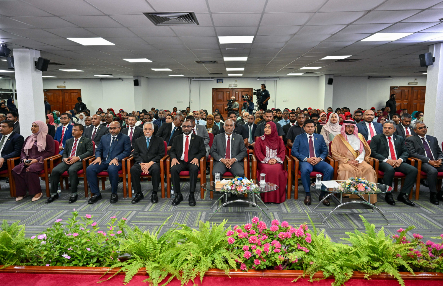 ޤައުމީ ގުރުއާން މުބާރާތުގެ އިނާމު ދިނުމަށް އިސްލާމީ މަރުކަޒުގެ ޖަލްސާކުރާ މާލަމުގައި ބޭއްވި ރަސްމިއްޔާތުގައި ރައީސާއި ސަރުކާރުގެ އިސްވެރިން ބައިވެރިވެ ވަޑައިގަންނަވަނީ --- ފޮޓޯ/ރައީސް އޮފީސް