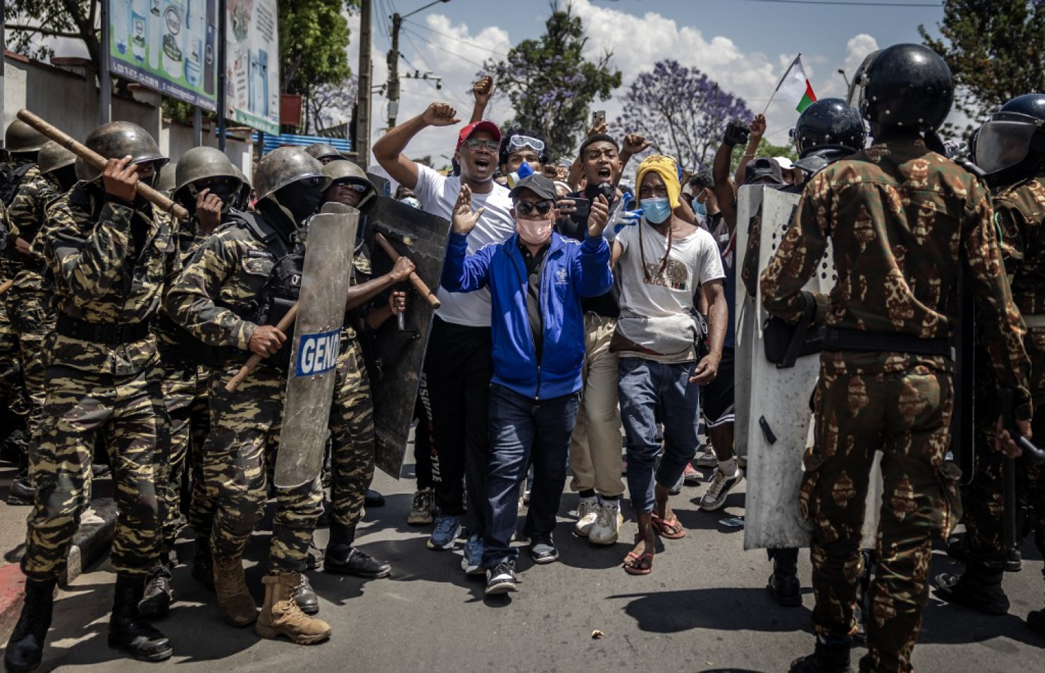 މަޑަގަސްކަރަ ސިފައިން މަގުތަކަށް ނުކުމެ މުޒާހަރާއާ ގުޅިގެން ހަރަކާތްތެރިވަނީ. -- ފޮޓޯ: އޭއެފްޕީ