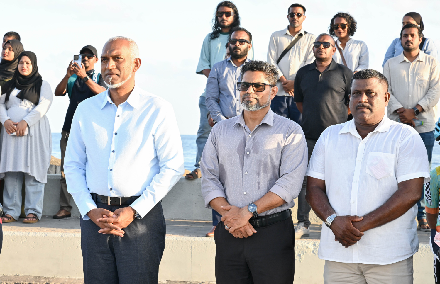 ސްކޭޓް އެރީނާގެ ބިންގާ އެޅުމުގައި ރަސްމިއްޔާތުގައި ހާނިމް (ކ) އާއި ސްޕޯޓްސް ކޮމިޝަނަރު ތޮލާލް (މ)، ރައީސް މުއިއްޒުގެ އަރިހުގައި. -- ފޮޓޯ: ރައީސް އޮފީސް