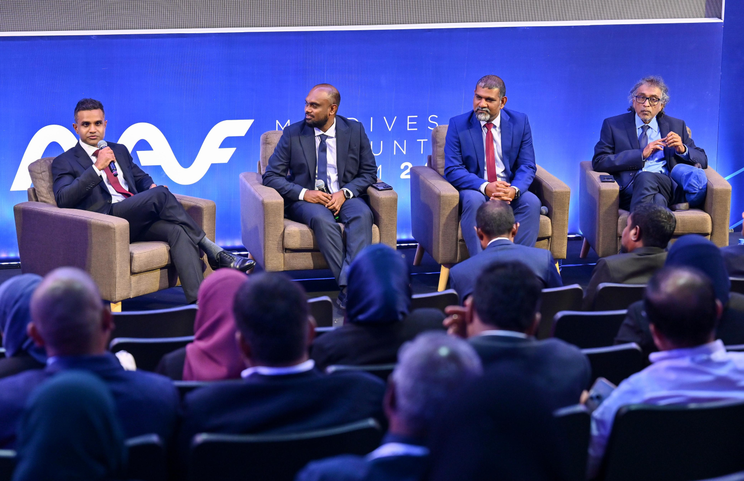 މޮރިޝަސް ބޭންކުގެ ހެޑް އޮފް ކޮމާޝަލް ބޭންކިން، މުހައްމަދު އަނަސް ރިޒާ (ވ) އެމްއައިބީގެ ސީއެފްއޯ އަލީ ވާސިފް (ވ2) ބީއެމްއެލްގެ ސްޓްރެޓެޖިކް ކޮންސަލްޓެންޓް އަބްދުﷲ ހަސަން (މ) އަދި އިކޮނޮމިކް ކޮންސަލްޓެންޓް އިބްރާހީމް އާތިފް ޝަކޫރު، މޯލްޑިވްސް އެކައުންޓެންޓްސް ފޯރަމްގެ އިއްޔެގެ ފަހު ސެޝަންގައި އިއްޔެ ބައިވެރިވެވަޑައިގަންނަވަނީ.---ފޮޓޯ: ފަޔާޒު މޫސާ| މިހާރު