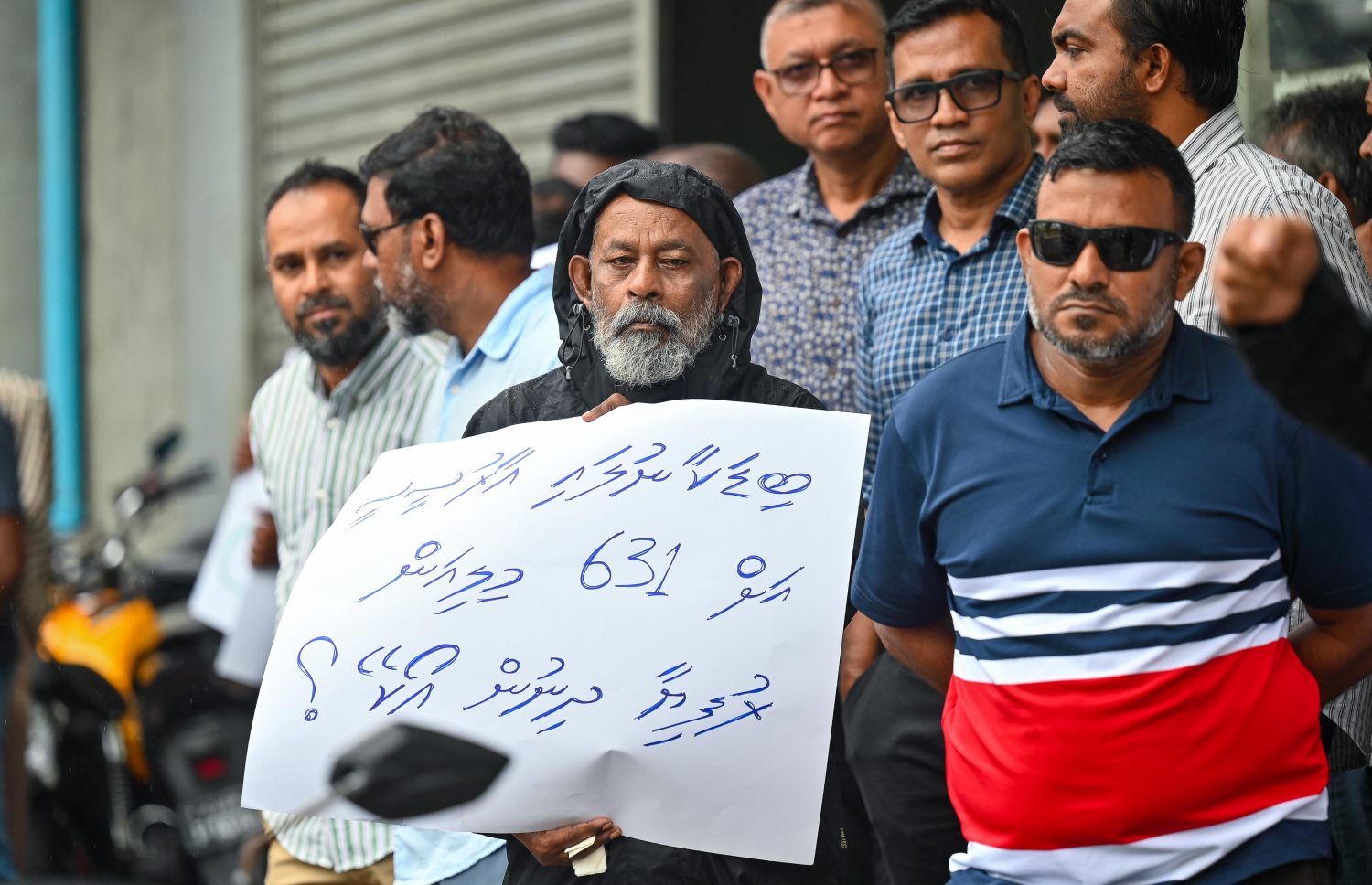 އެމްޑީޕީގެ އެންމެ ފަހުގެ ސަރުކާރުގެ އިނޮކޮމިކް މިނިސްޓަރު އަދި އެމްޑީޕީގެ ޗެއާޕާސަން ފައްޔާޒް އިސްމާއިލް އޭސީސީއަށް ހާޒިރުކުރުމުން އެމްޑީޕީގެ ސަޕޯޓަރުން އެ ކޮމިޝަން ބޭރުގައި އިހުތިޖާޖުކުރަނީ.-- ފޮޓޯ: ފަޔާޒް މޫސާ | މިހާރު
