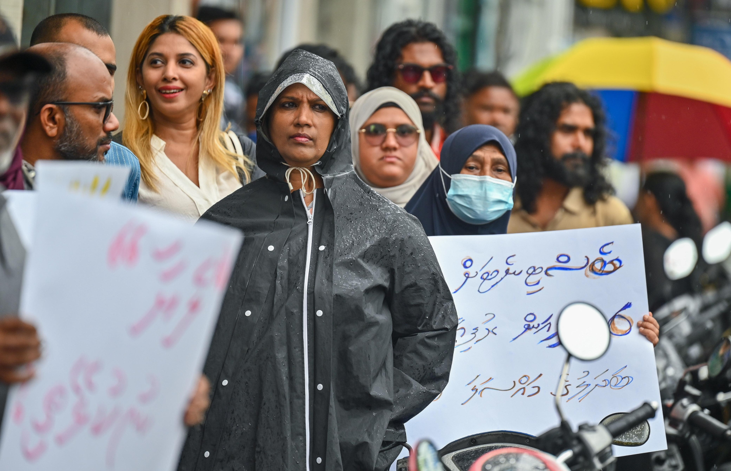 ފައްޔާޒު އޭސީސީ އަށް ހާޒިރު ކުރުމާ ގުޅިގެން އެ ކޮމިޝަންގެ ކުރިމަތީގައި އެމްޑީޕީގެ މެމްބަރުން މިއަދު އިހުތިޖާޖު ކުރަނީ.---ފޮޓޯ: ފަޔާޒު މޫސާ| މިހާރު