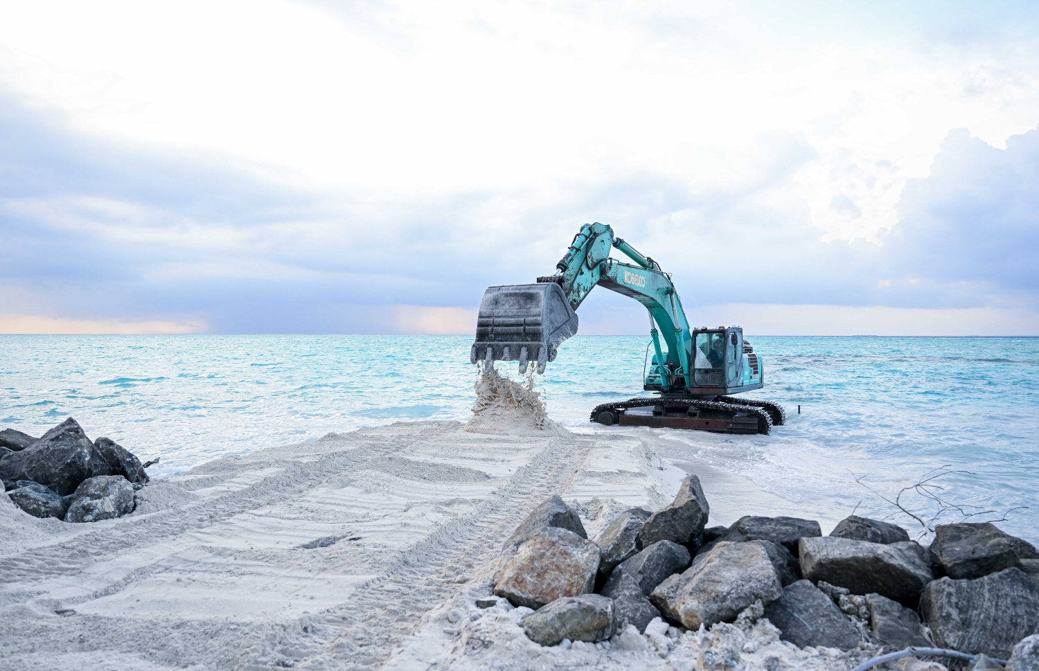 ބިލެތްފަހީގެ އެއާޕޯޓަށް ބޭނުންވާ ހިން ހިއްކުމުގެ މަސައްކަތް މިއަދު ފަށަނީ.---ފޮޓޯ: ރައީސް އޮފީސް