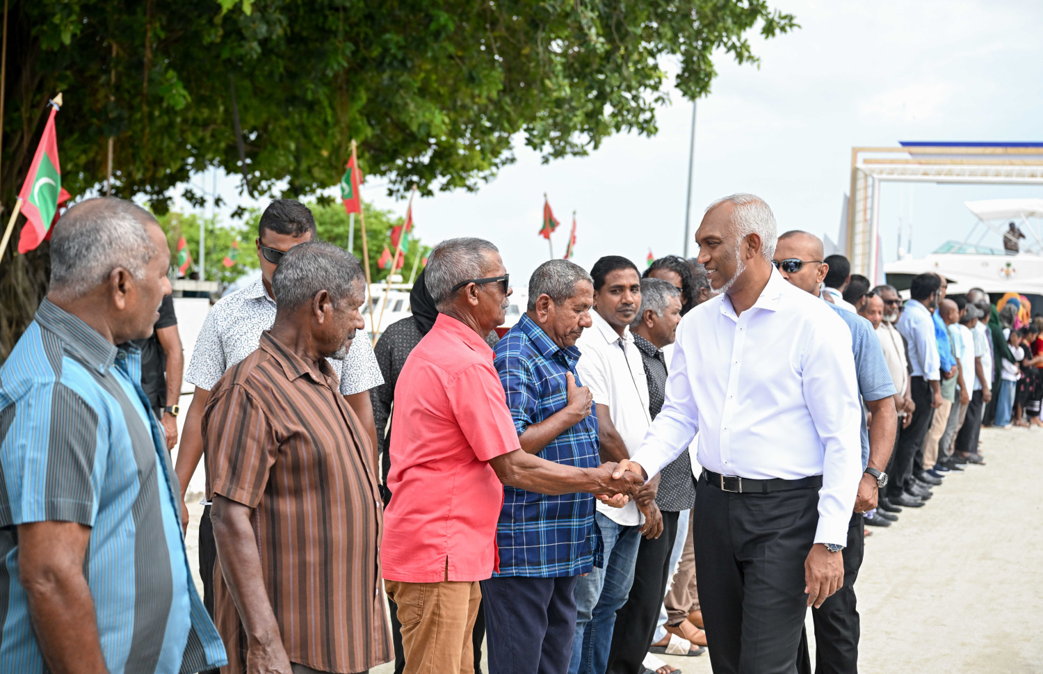 ރައީސް މުއިއްޒު މިއަދު ގޮއިދު އަށް ވަޑައިގަތުމުން އެ ރަށުން އެ މަނިކުފާނަށް މަރުހަބާ ދަންނަވަނީ.---ފޮޓޯ: ރައީސް އޮފީސް