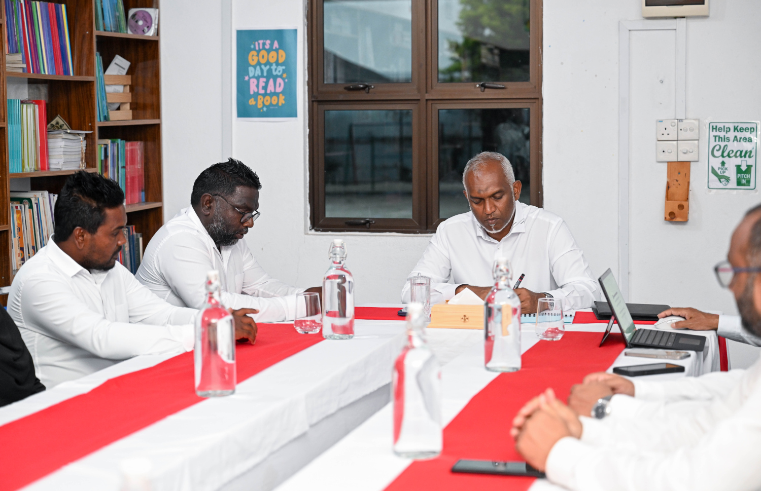 ރައީސް މުއިއްޒު ބިލެތްފަހީގެ ކައުންސިލްގެ މެމްބަރުންނާ މިއަދު ބައްދަލުކުރައްވަނީ.---ފޮޓޯ: ރައީސް އޮފީސް