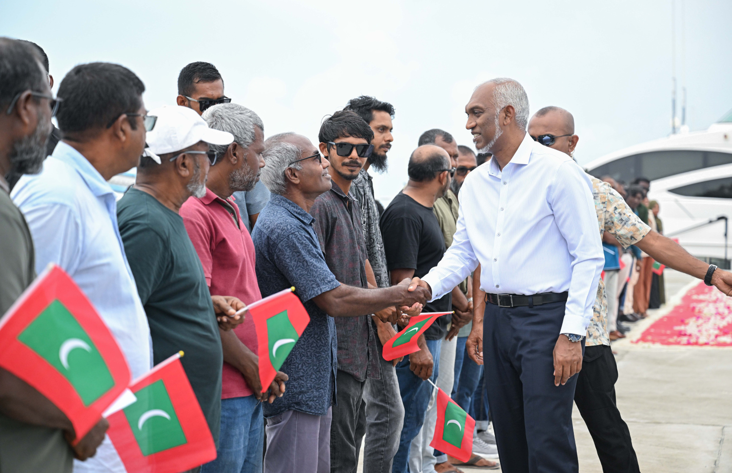 ރައީސް ޑރ. މުހައްމަދު މުއިއްޒު ށ. ފޭދޫއަށް ވަޑައިގަތުން.-- ފޮޓޯ: ރައީސް އޮފީސް