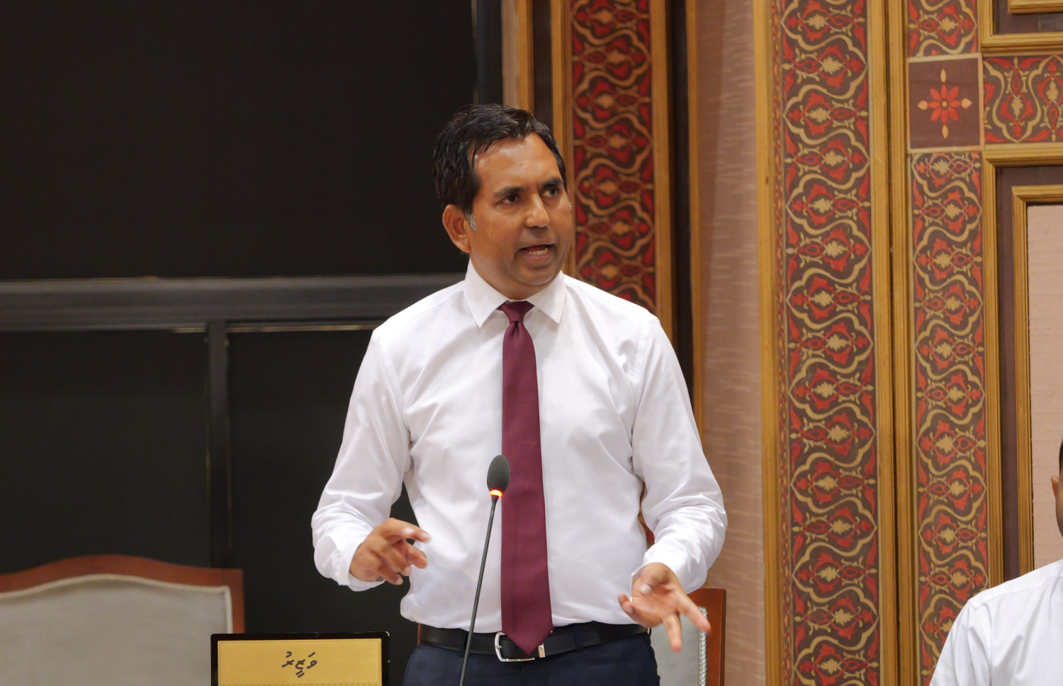 އިކޮނޮމިކް މިނިސްޓަރު ސައީދު ރައްޔިތުންގެ މަޖިލިހުގެ މިއަދުގެ ޖަލްސާގައި މެމްބަރުންގެ ސުވާލުތަކަށް ޖަވާބު ދެއްވަނީ.---ފޮޓޯ: މަޖިލިހުގެ އިދާރާ