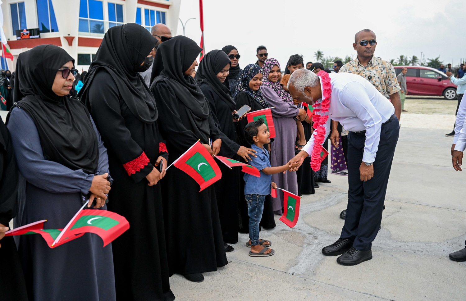 ރައީސް ޑރ. މުހައްމަދު މުއިއްޒު ށ. އަތޮލަށް މިހާރު ކުރައްވާ ދަތުރުފުޅުގައި މިއަދު އެ އަތޮޅު ފީވަކަށް ވަޑައިގެން --- ފޮޓޯ/ރައީސް އޮފީސް