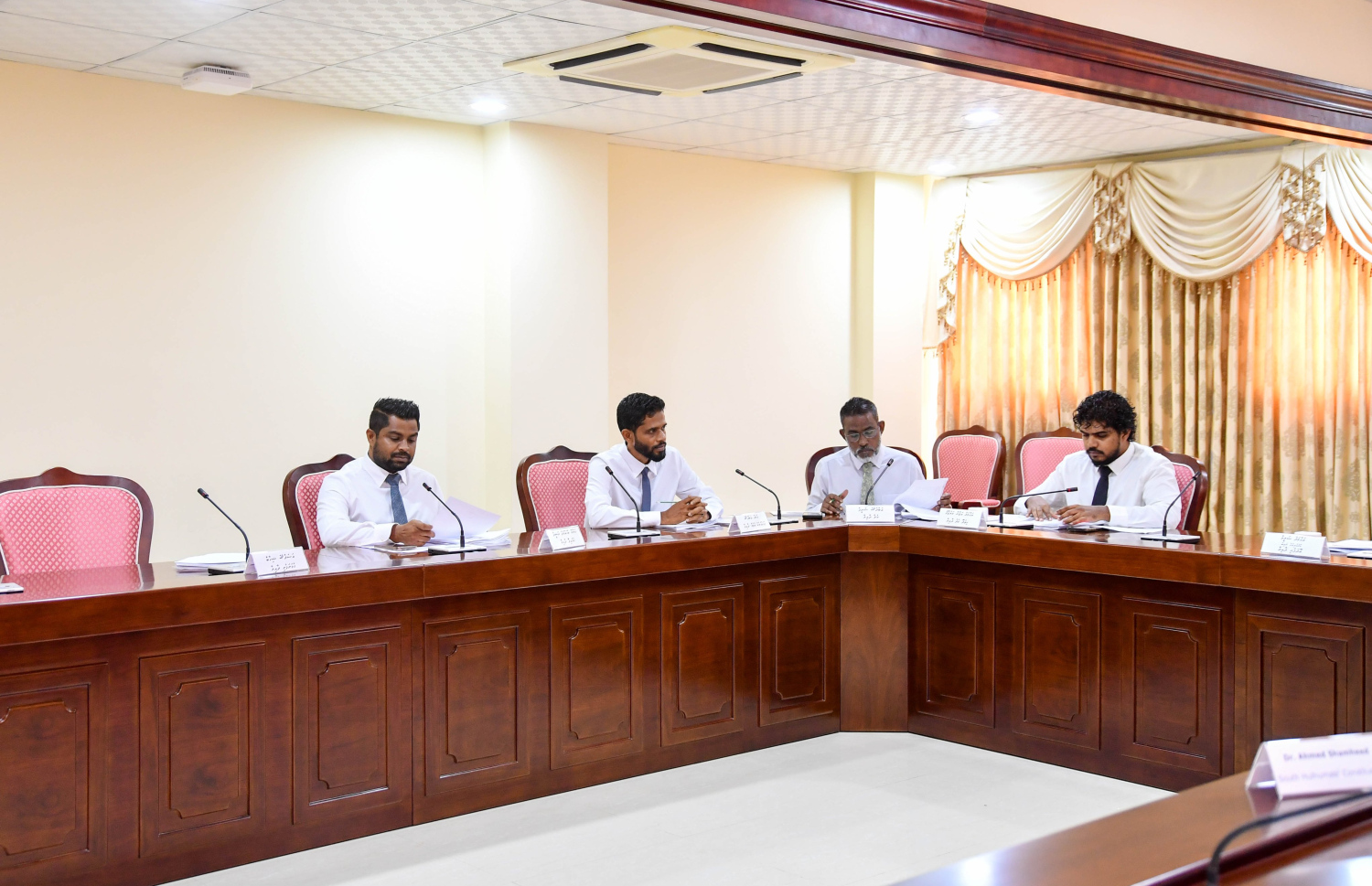 މާލިއްޔަތު ކޮމިޓީގެ މިއަދުގެ ބައްދަލުވުން ކުރިއަށް ގެންދަވަނީ.---ފޮޓޯ: މަޖިލިސް