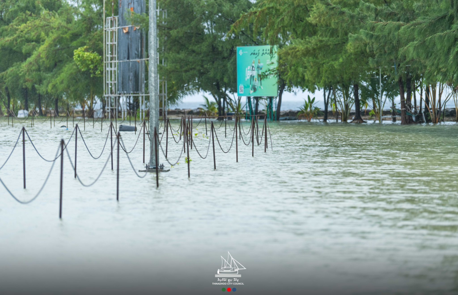 ގދ. ތިނަދޫގައި ފެންބޮޑުވެފައި: ފެން ވަދެ ބައެއް ގޭގެއަށް ވަނީ ގެއްލުން ލިބިފައި.-- ފޮޓޯ: ތިނަދޫ ސިޓީ ކައުންސިލް