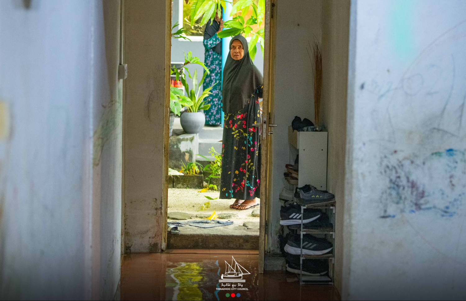 ގދ. ތިނަދޫގެ ގެއެއްގެ ތެރެއަށް ފެން ވަދެފައި: ފެން ވަދެ ބައެއް ގޭގެއަށް ވަނީ ގެއްލުން ލިބިފައި.-- ފޮޓޯ: ތިނަދޫ ސިޓީ ކައުންސިލް